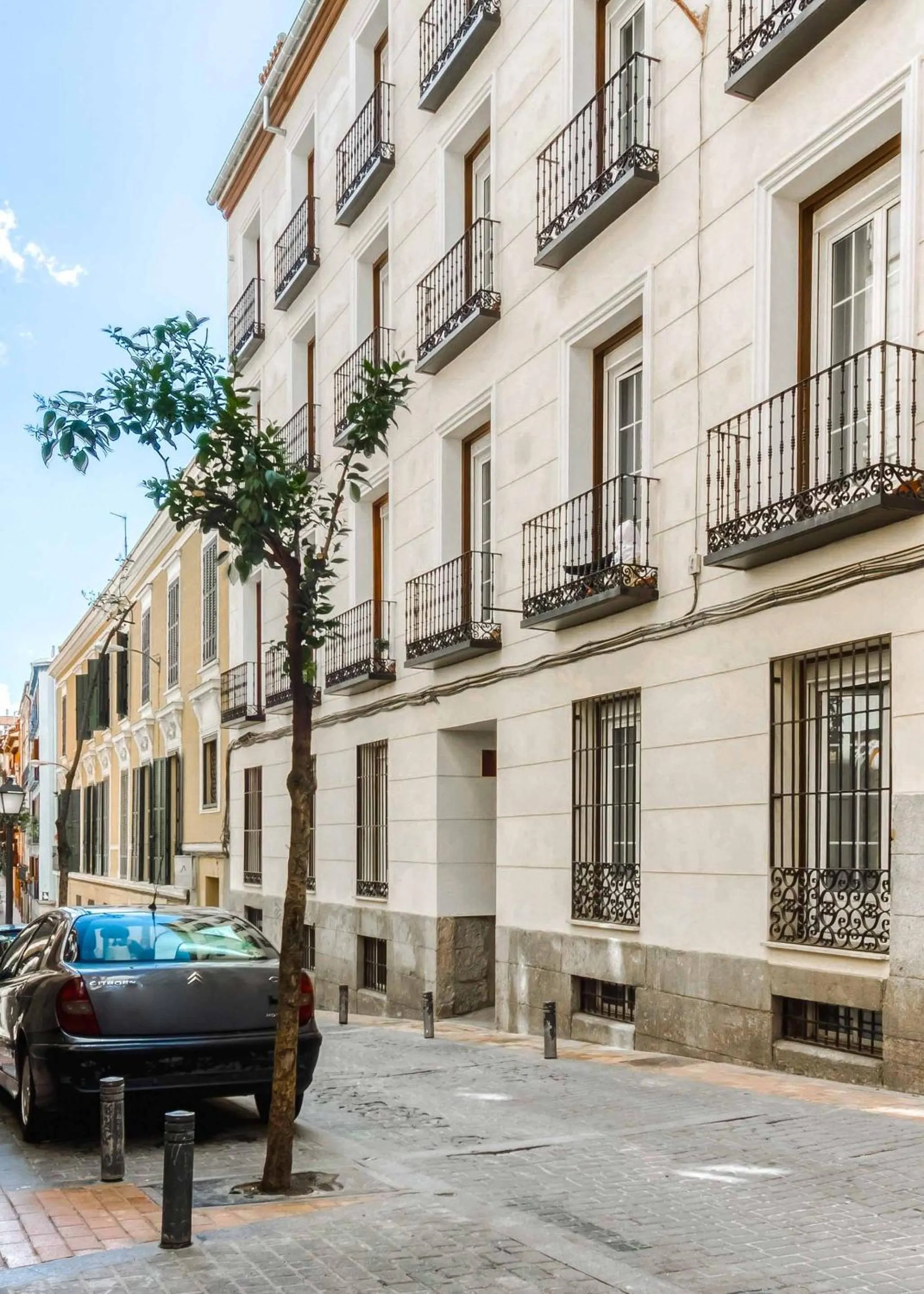 Property building in Limehome Madrid Calle de la Madera - Digital Access