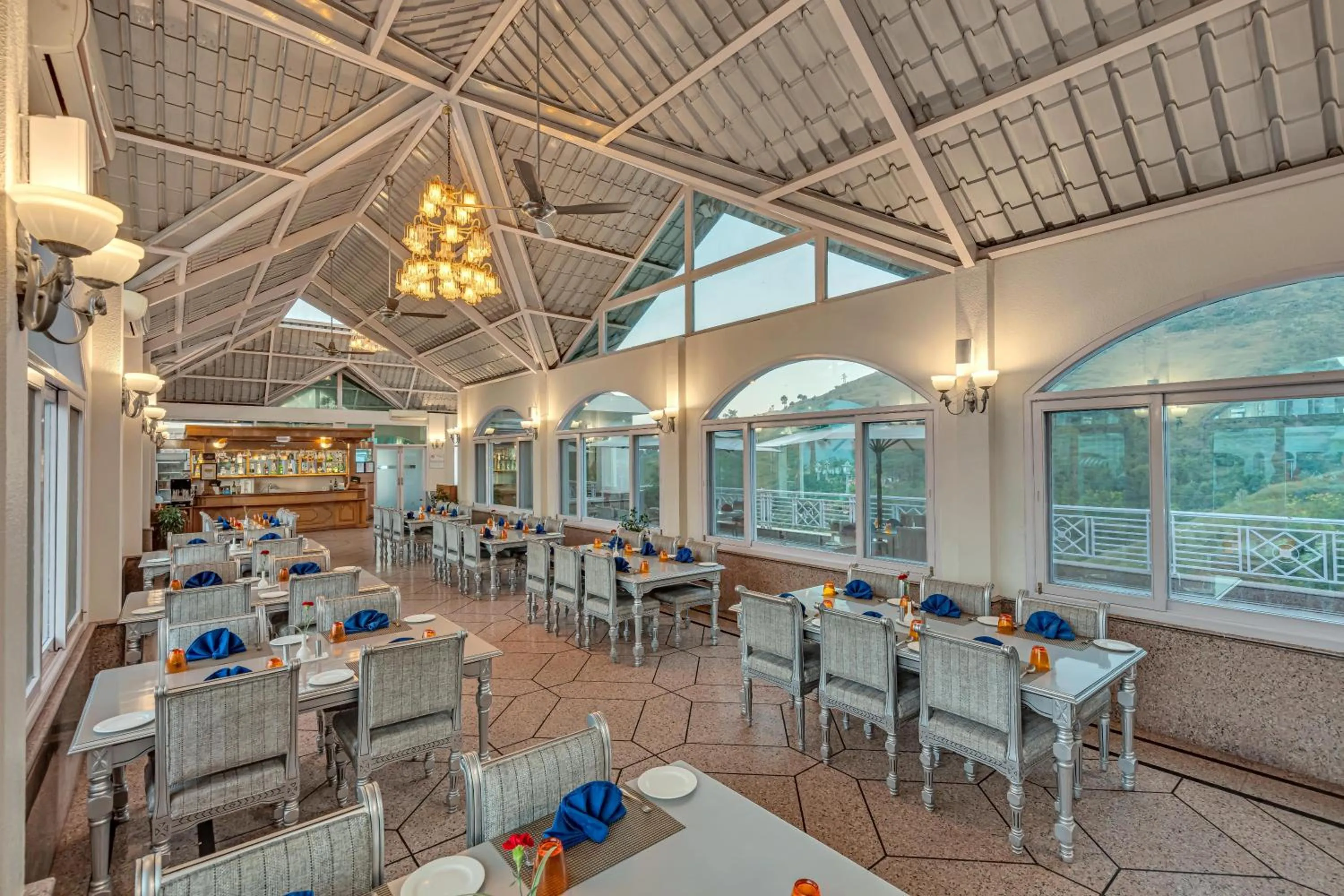 Restaurant/places to eat in Club Mahindra Kandaghat