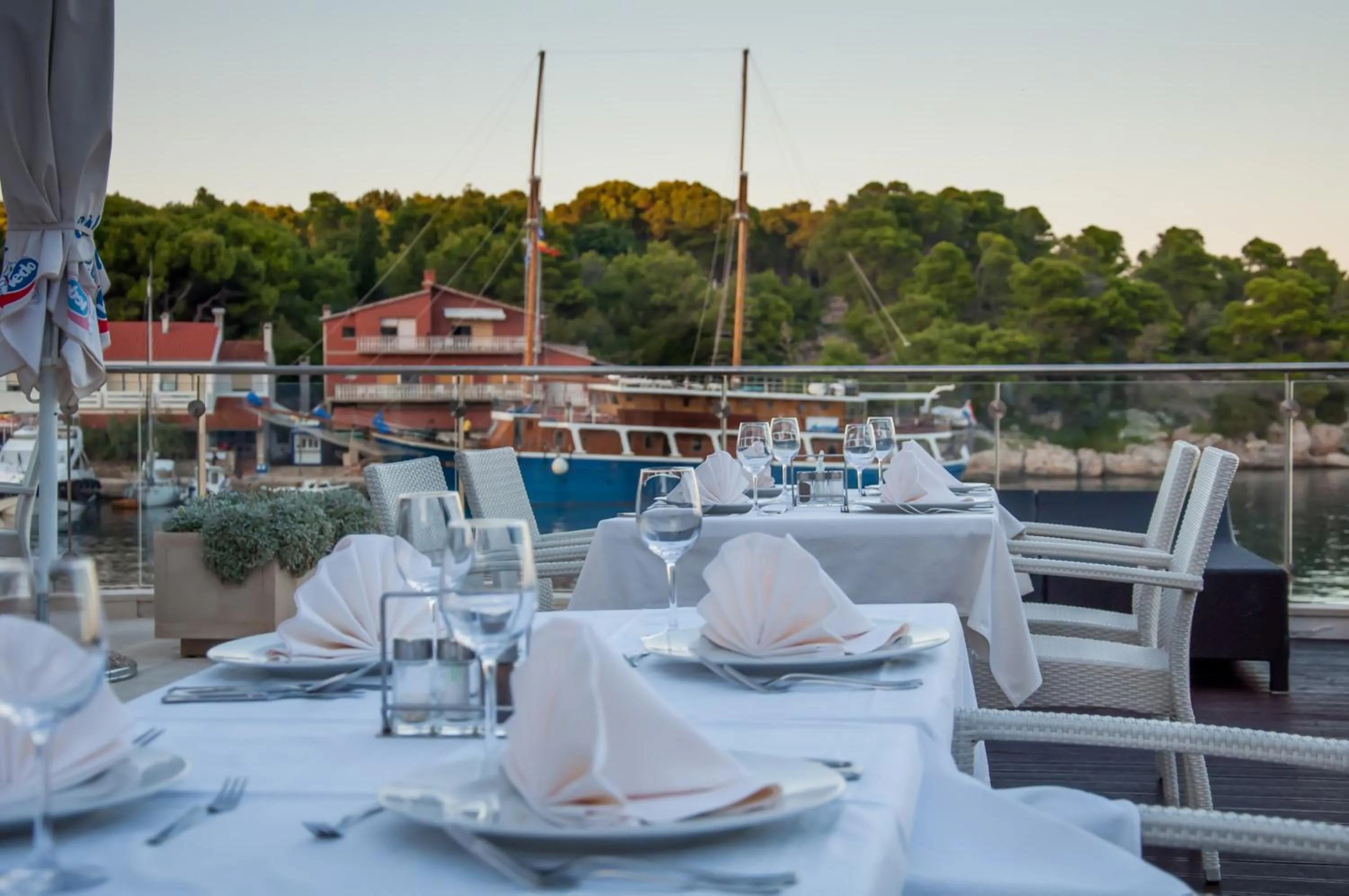 Restaurant/places to eat in Hotel Maxim