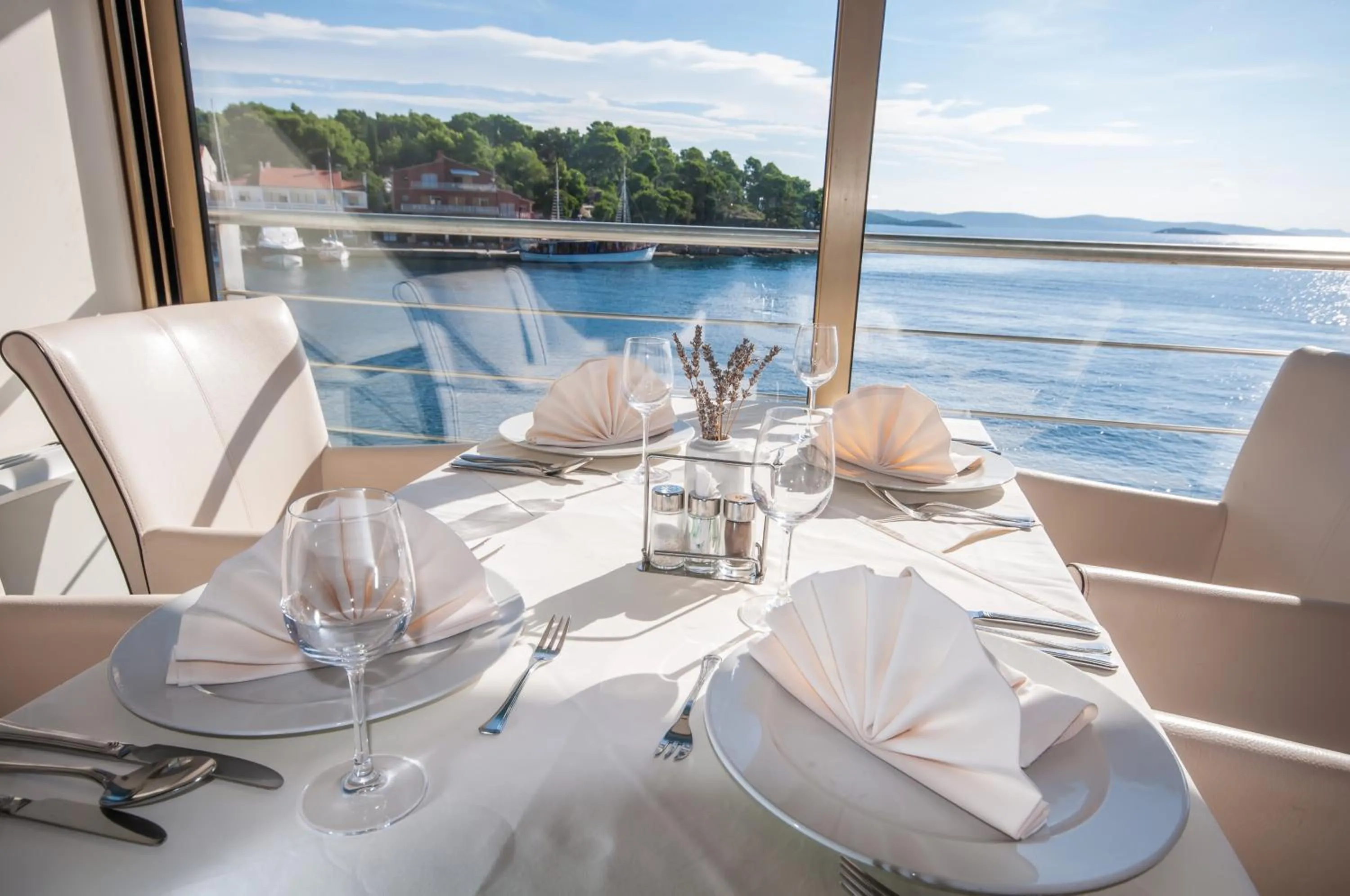 Restaurant/places to eat in Hotel Maxim