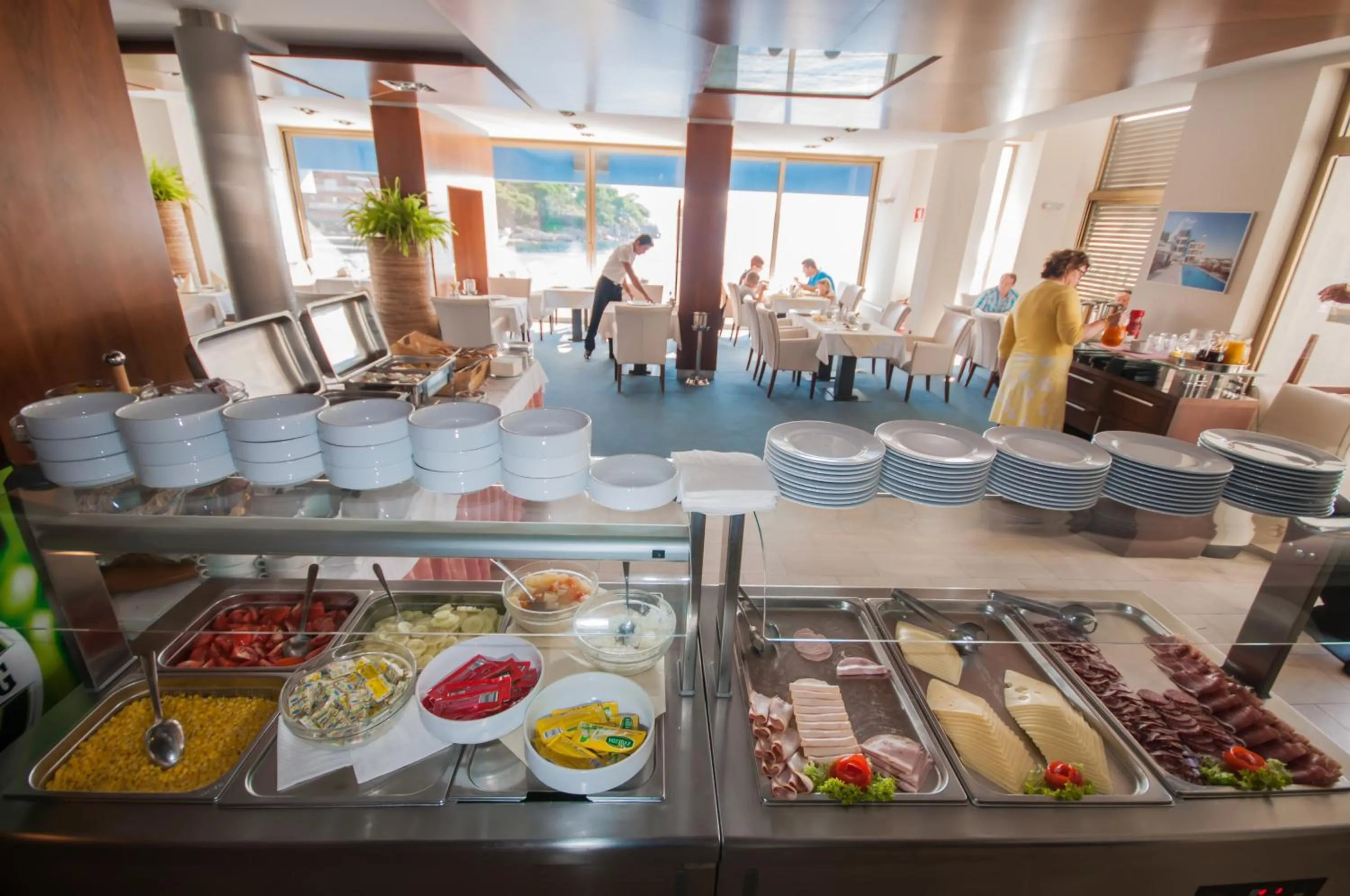 Restaurant/places to eat in Hotel Maxim