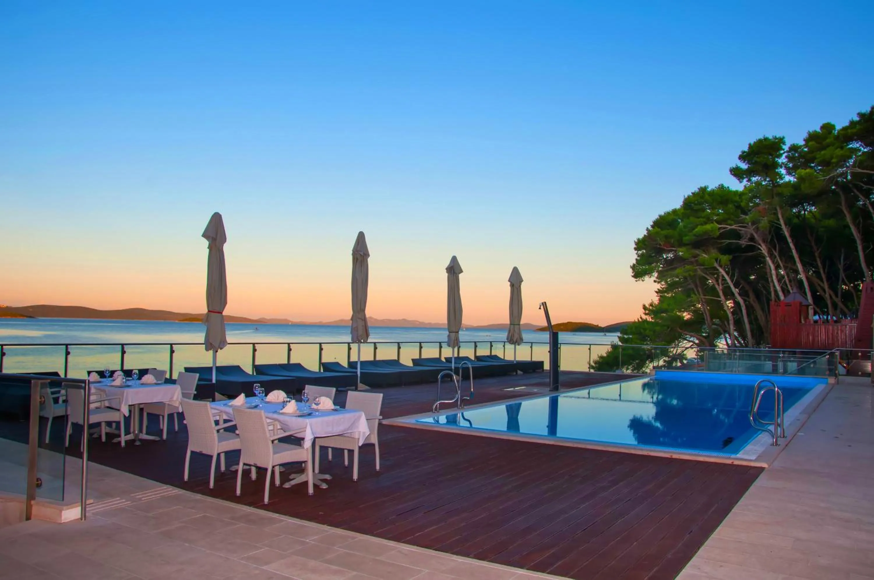 Restaurant/places to eat in Hotel Maxim