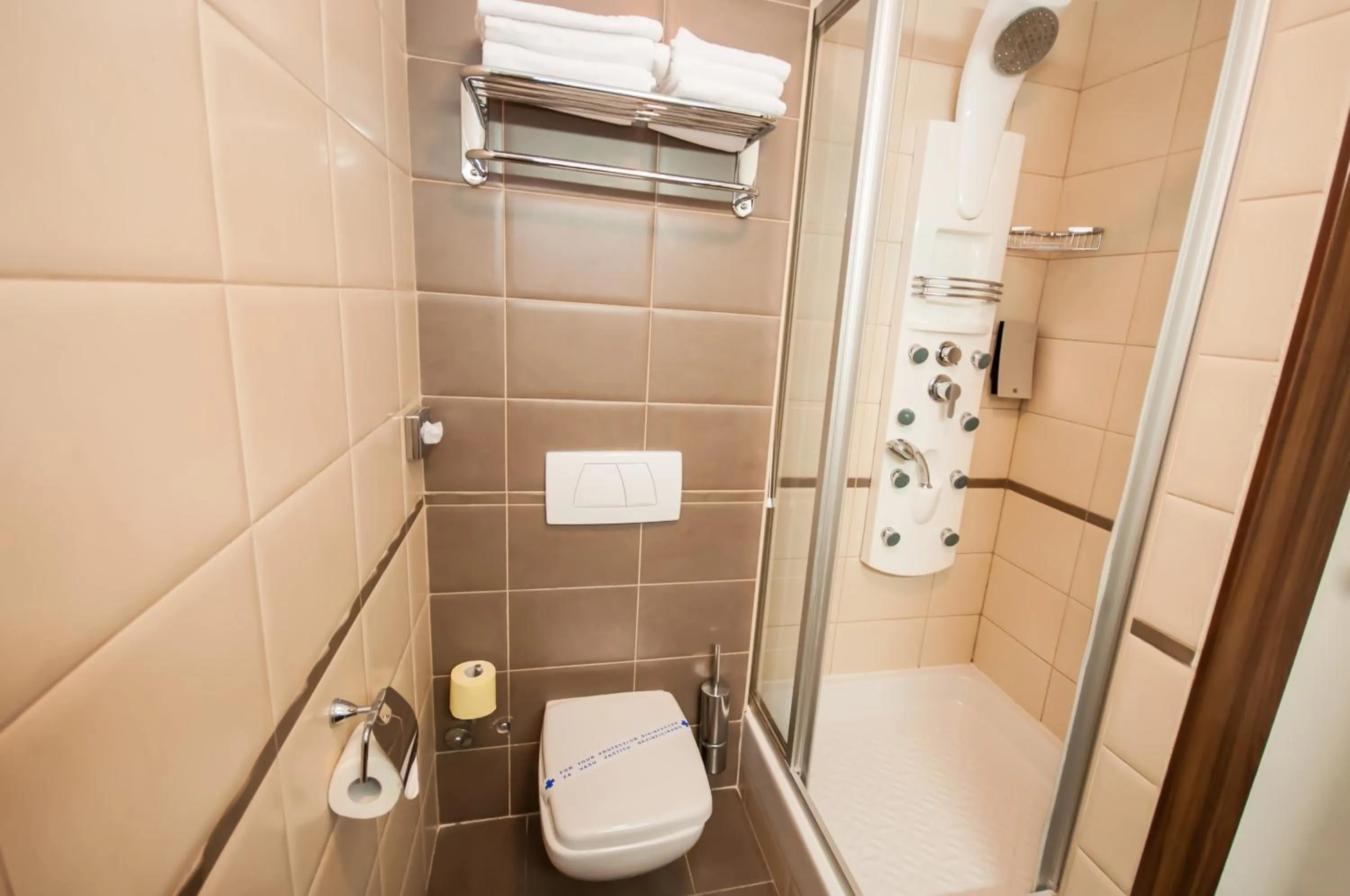 Shower in Hotel Maxim