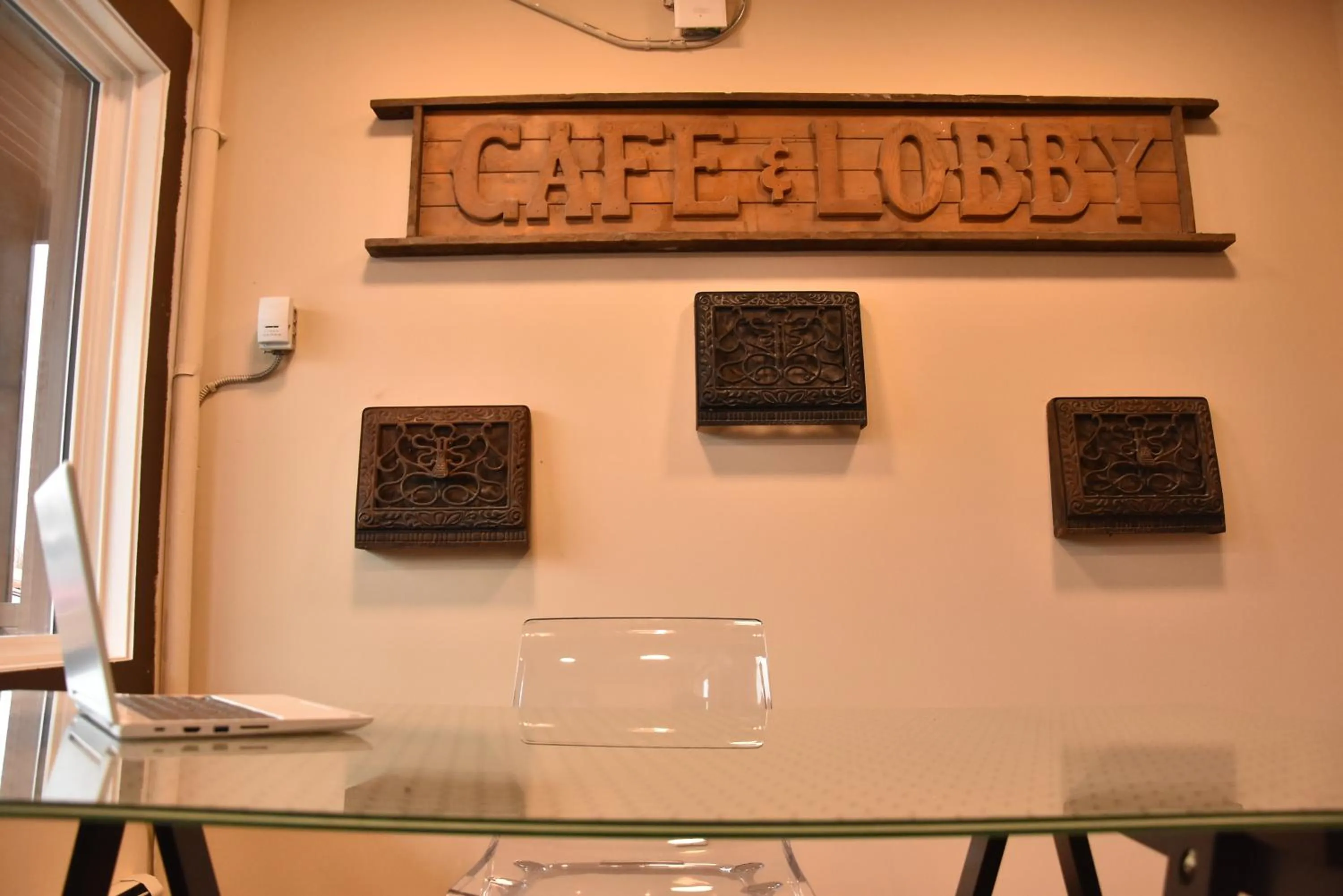 PARTY HOSTEL - The Canmore Hotel Hostel