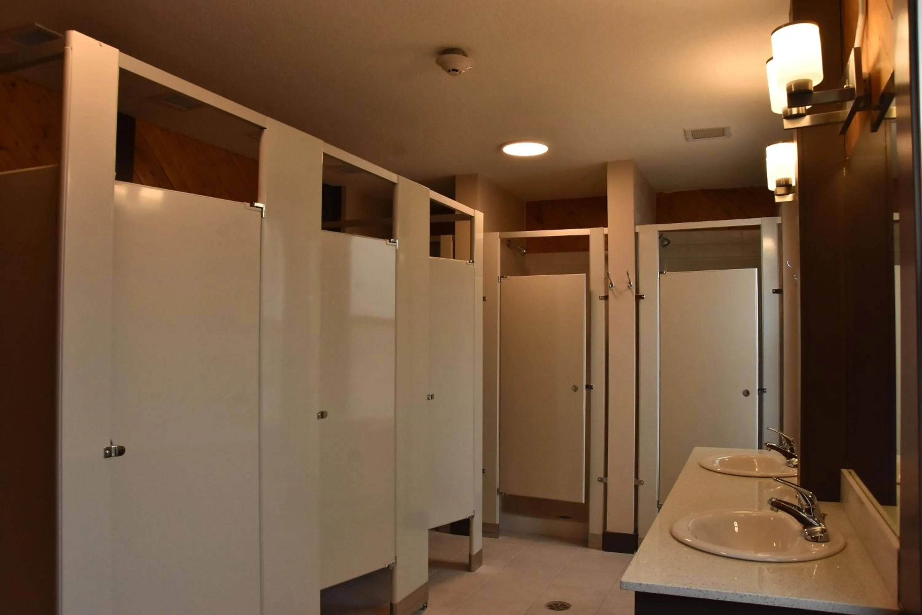 PARTY HOSTEL - The Canmore Hotel Hostel