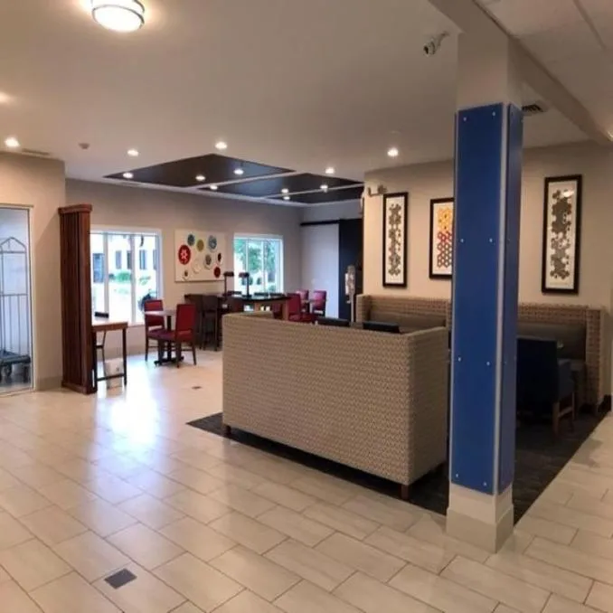 Lobby or reception in Holiday Inn Express - Toledo West - Napoleon by IHG