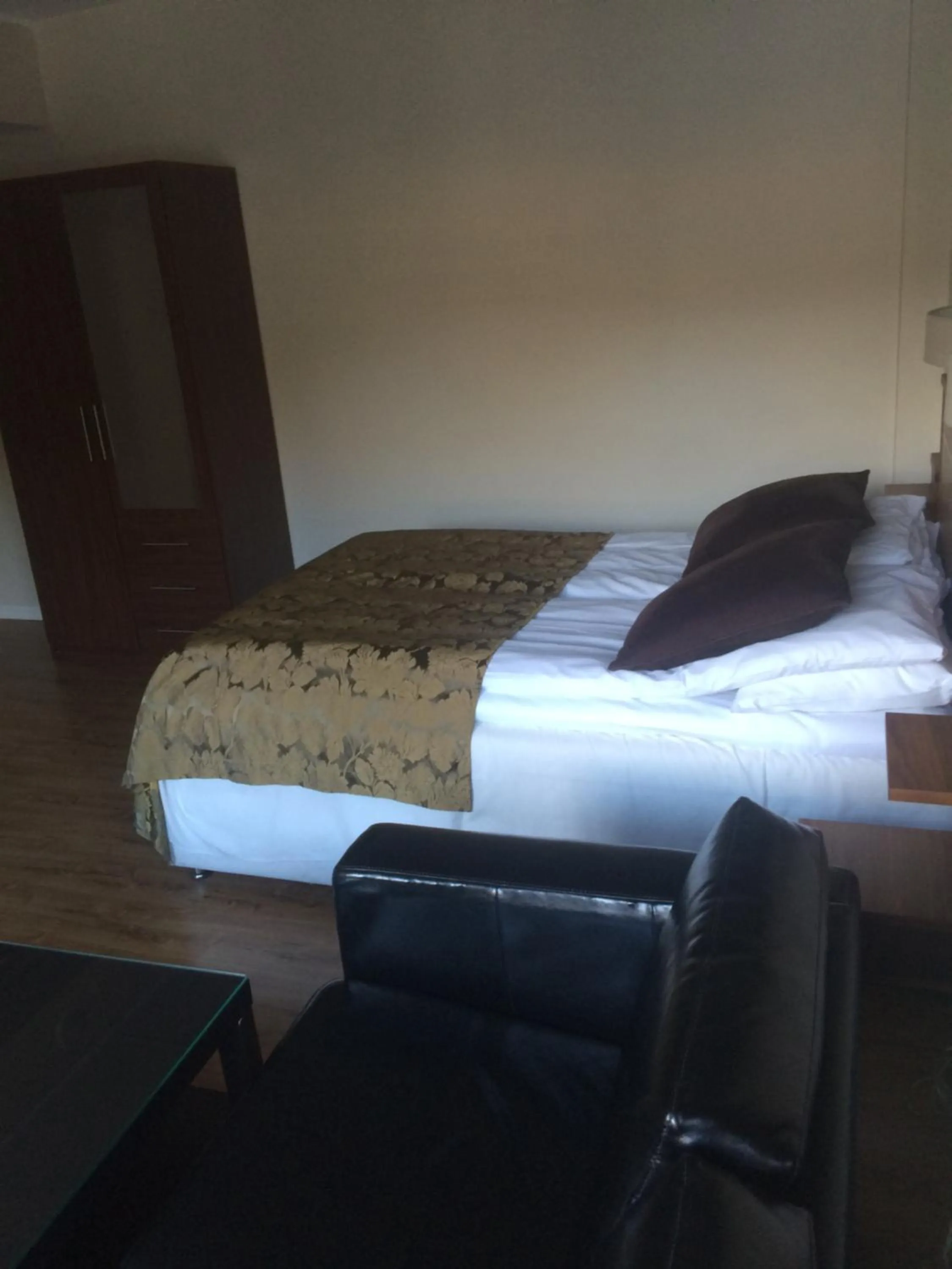 Seating area, Bed in Nordfjord Hotell - Bryggen