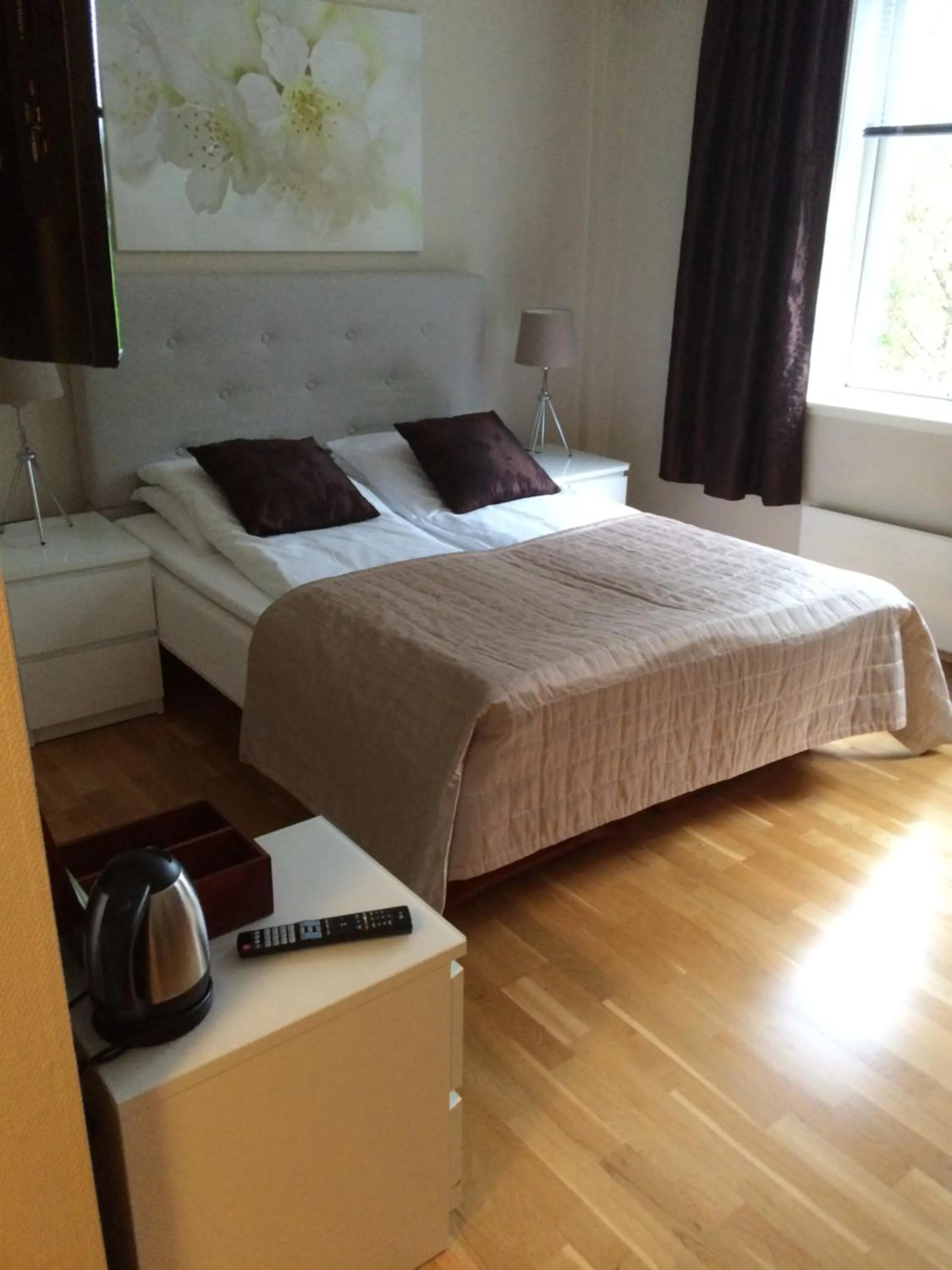 Coffee/tea facilities, Bed in Nordfjord Hotell - Bryggen