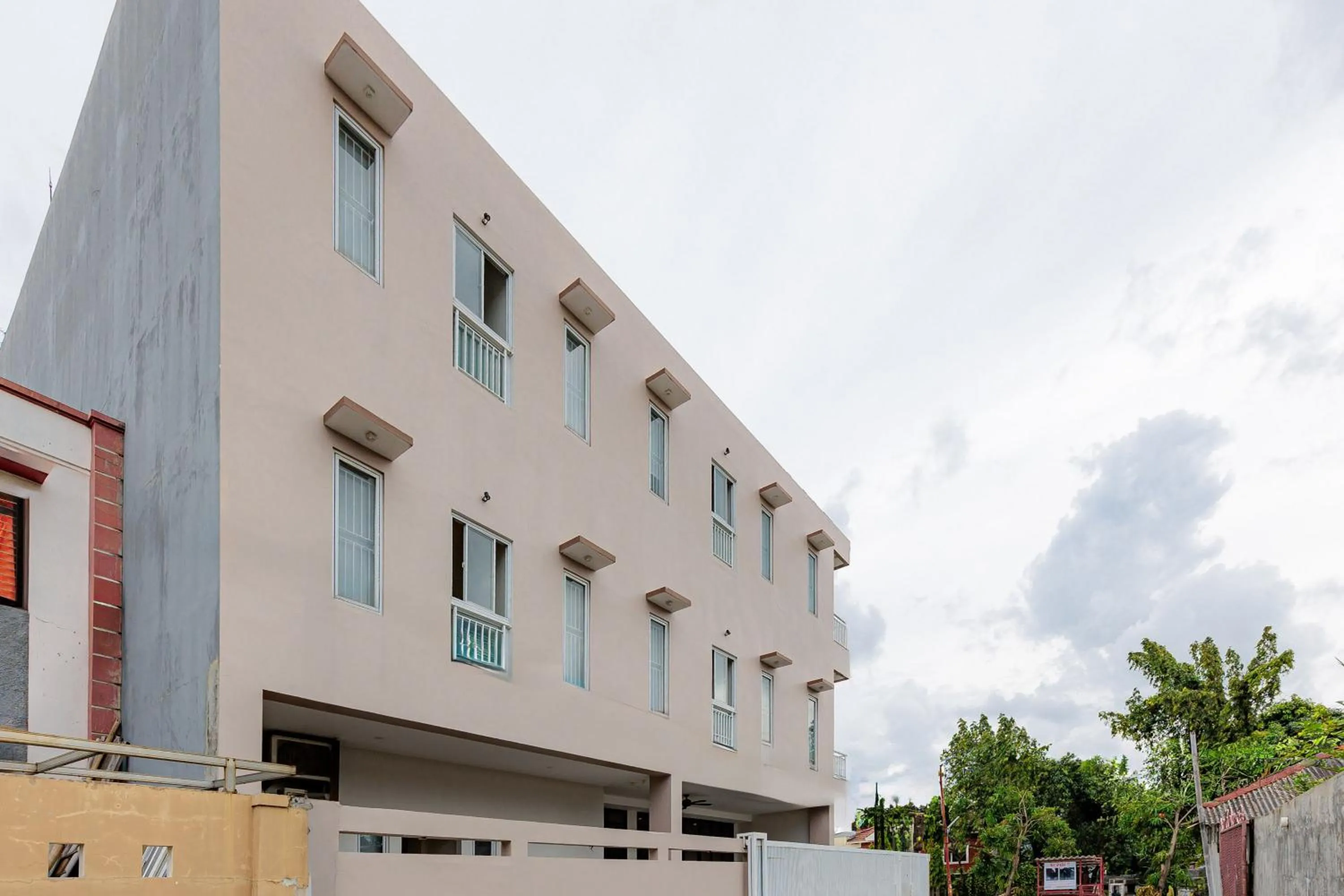 Facade/entrance in RedDoorz near Taman Palem