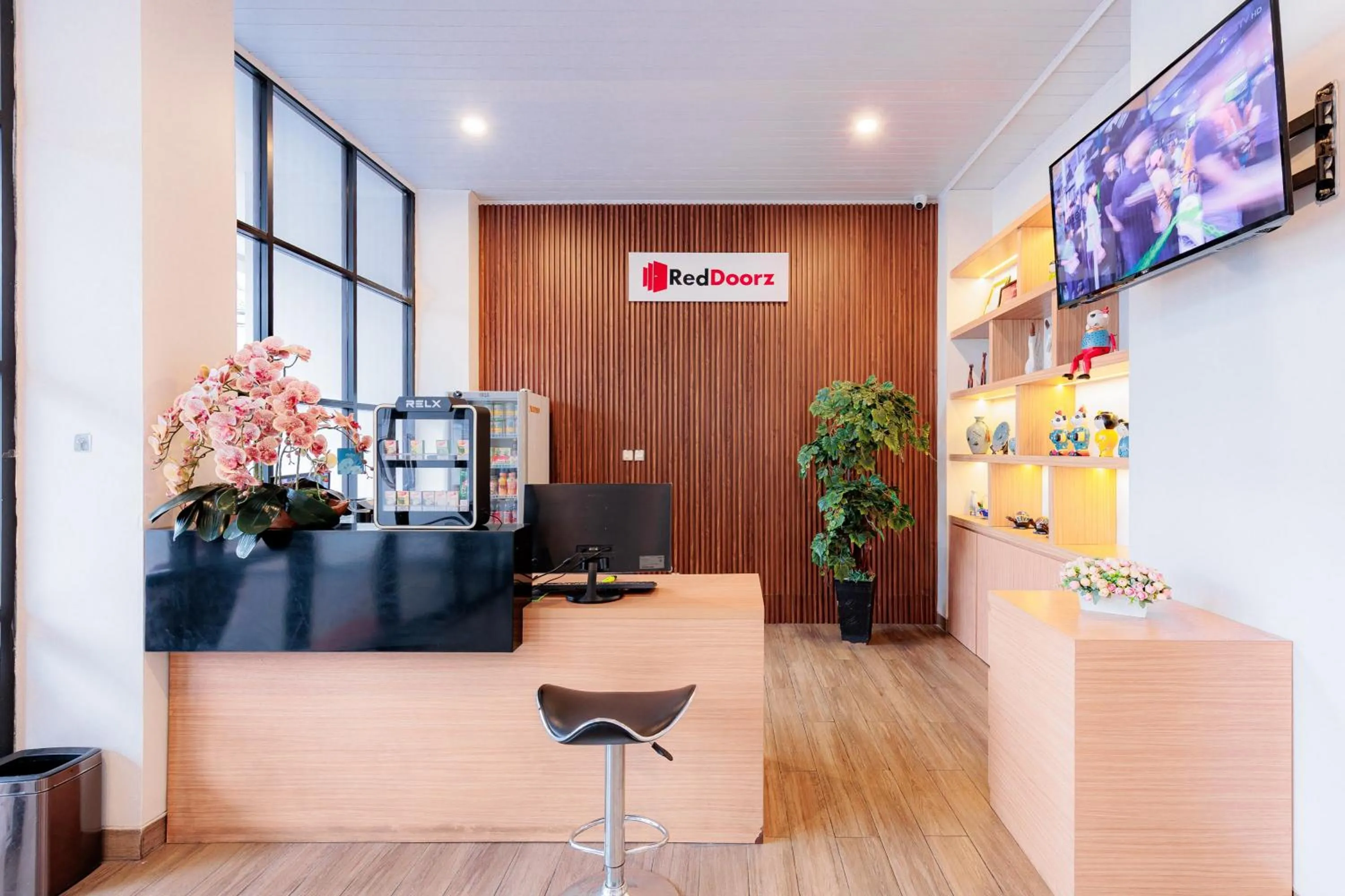 Lobby or reception in RedDoorz near Taman Palem