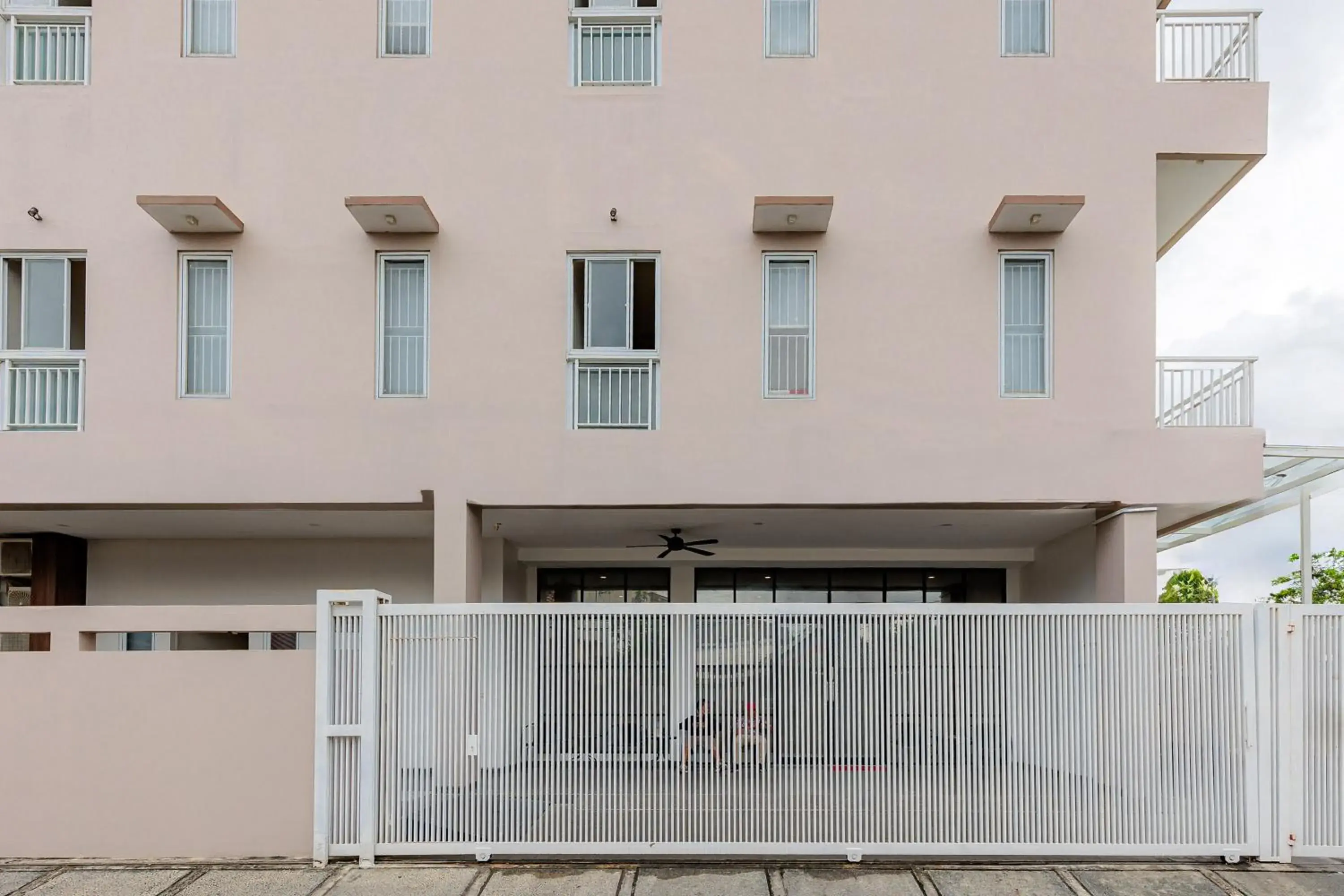 Facade/entrance in RedDoorz near Taman Palem Facade/entrance in RedDoorz near Taman Palem