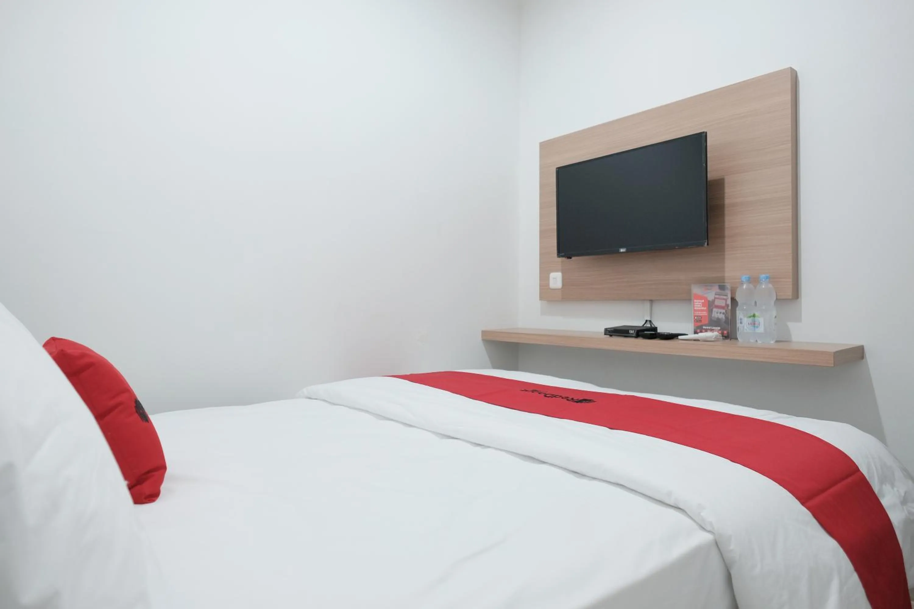 Bedroom, Bed in RedDoorz near Taman Palem