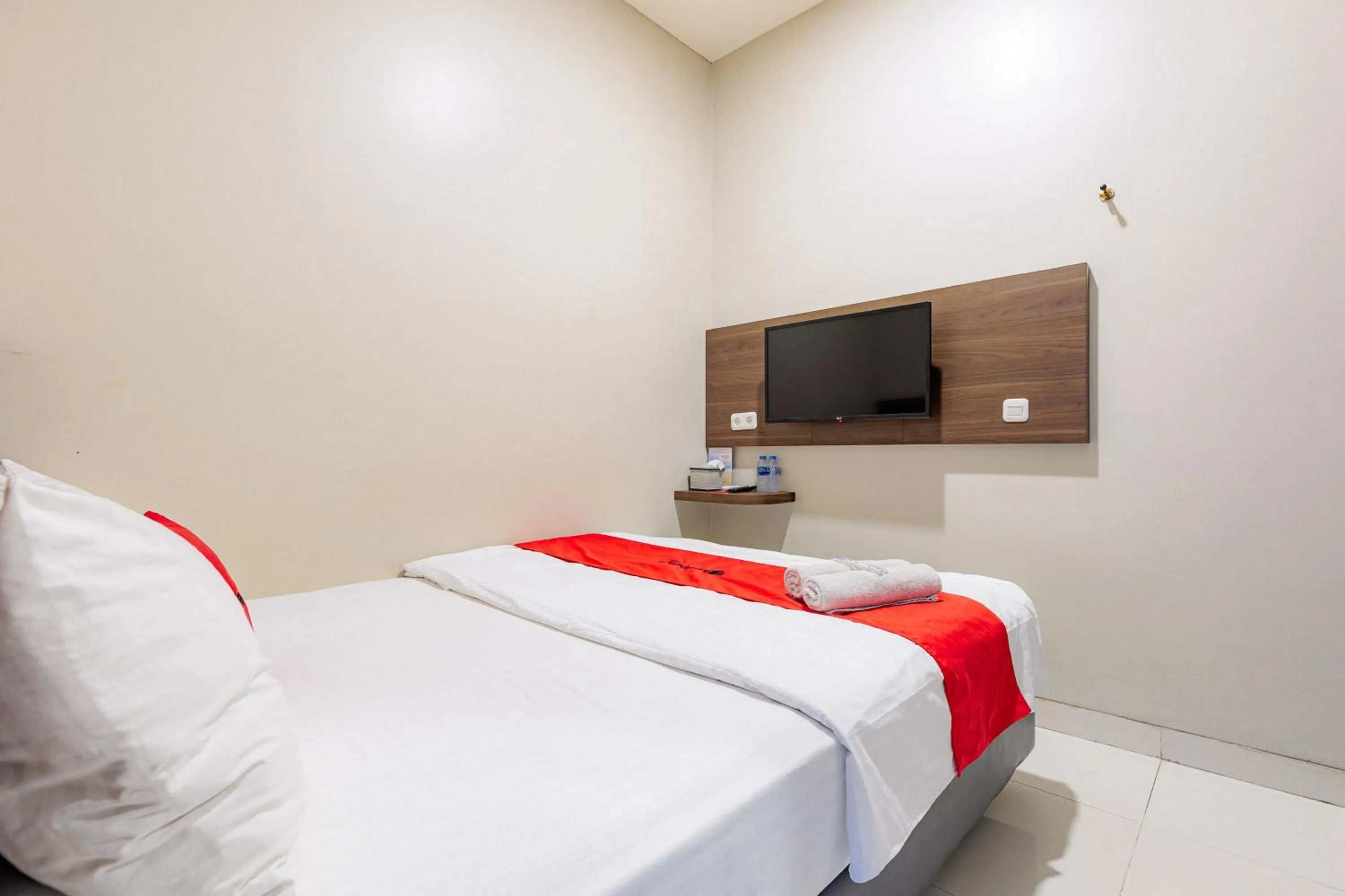 Bedroom, Bed in RedDoorz near Taman Palem