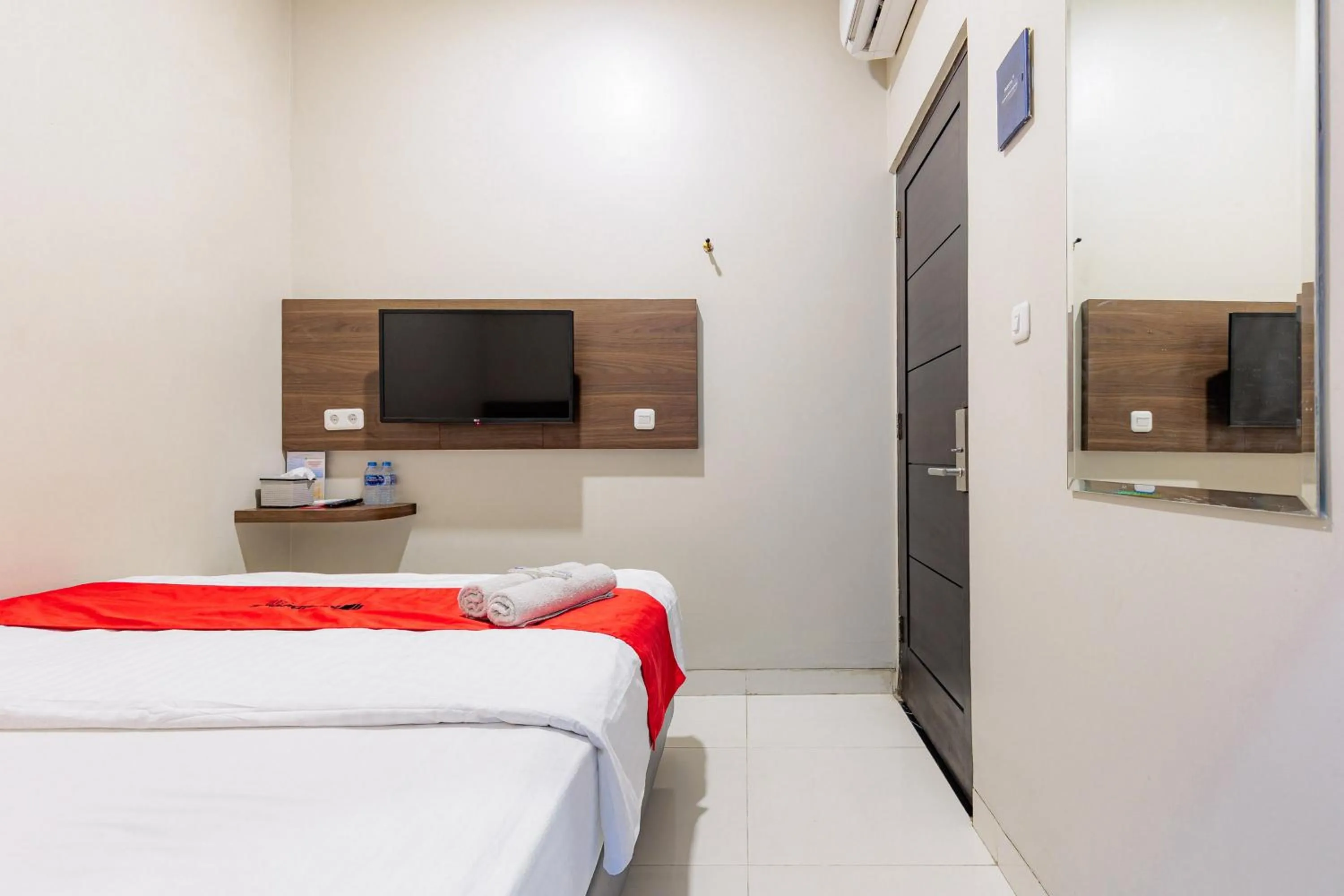 Bedroom, Bed in RedDoorz near Taman Palem