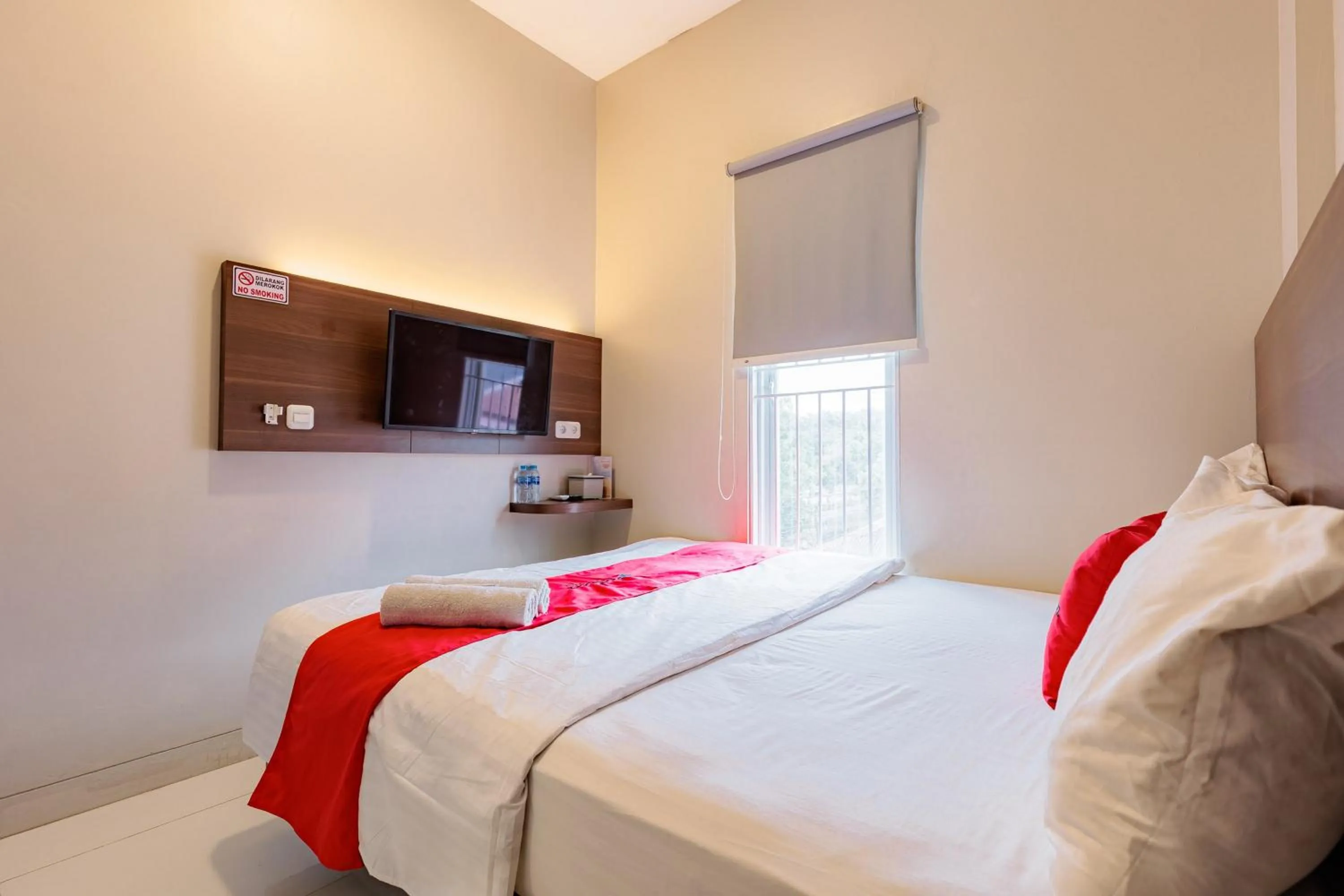 Bedroom, Bed in RedDoorz near Taman Palem