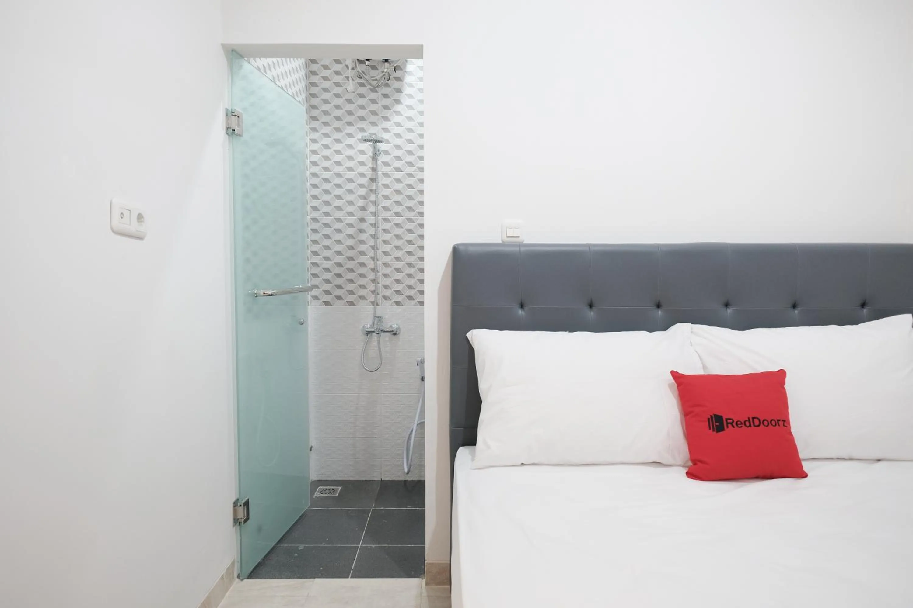 Bedroom, Bed in RedDoorz near Taman Palem