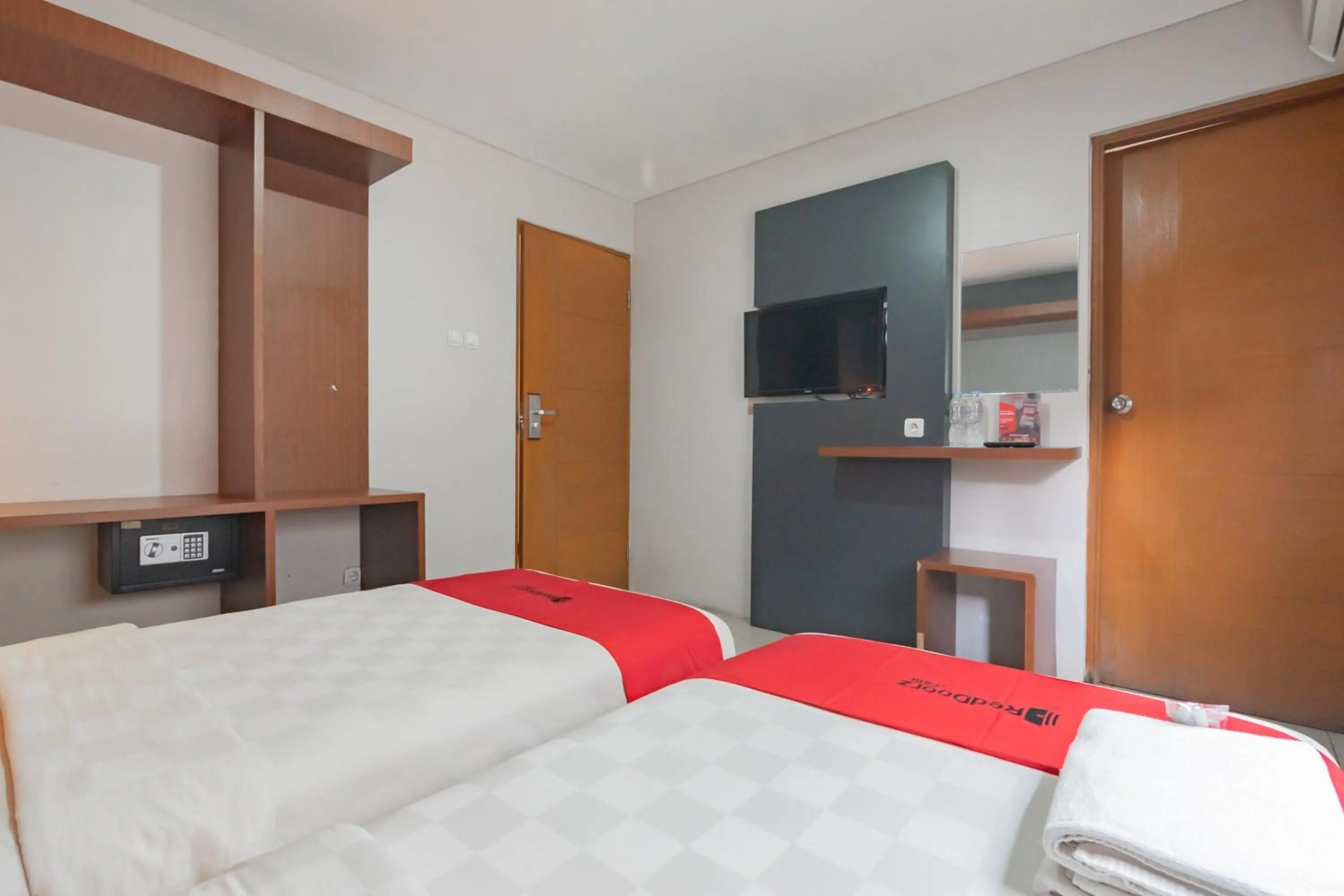 Bedroom, Bed in RedDoorz Plus @ Dago Pojok 3