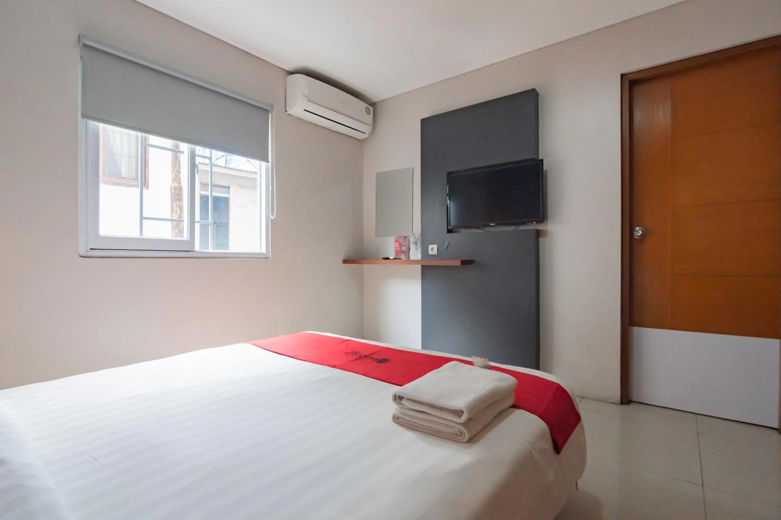 Bedroom, Bed in RedDoorz Plus @ Dago Pojok 3