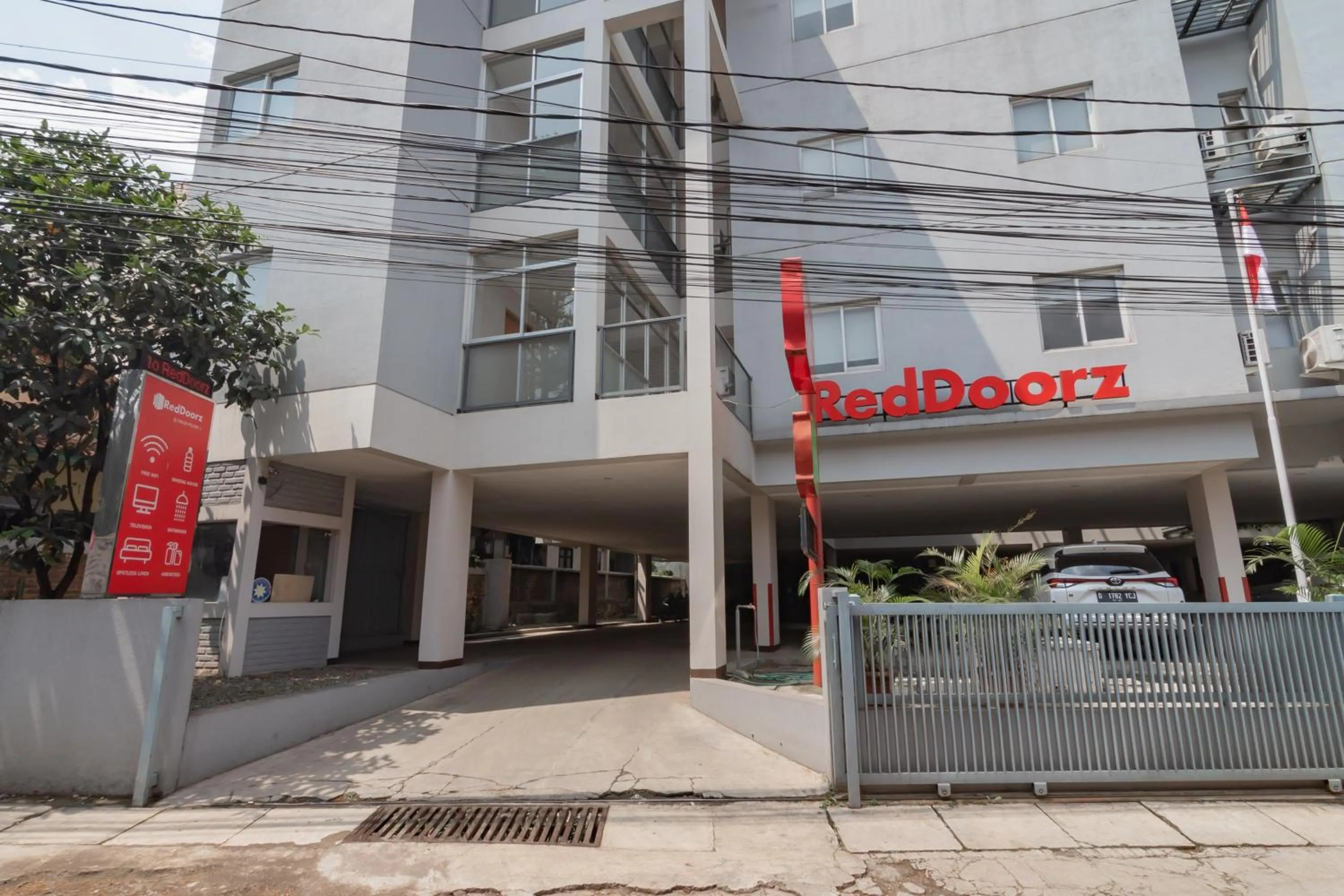 Facade/entrance in RedDoorz Plus @ Dago Pojok 3