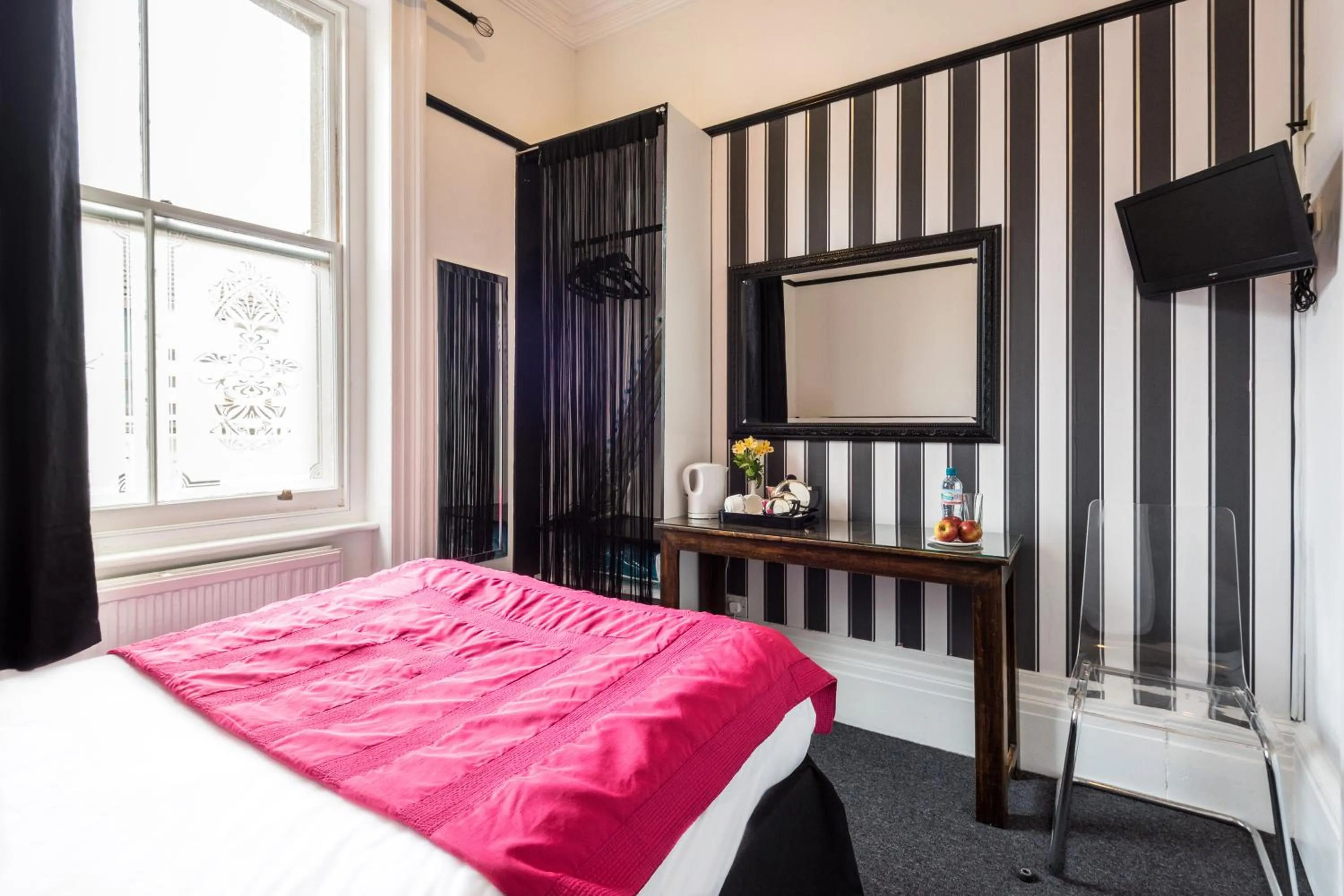 Day, Bed in Paskins Town House