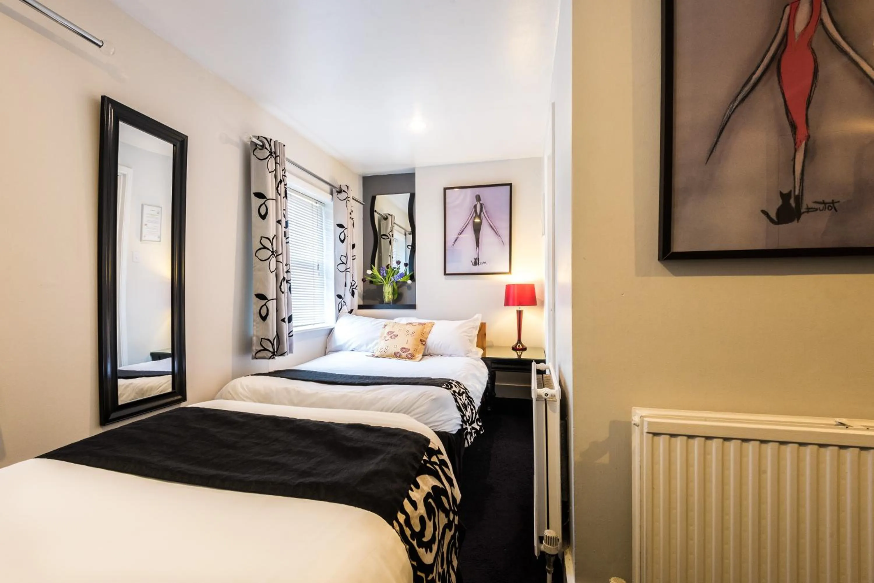 Photo of the whole room, Bed in Paskins Town House