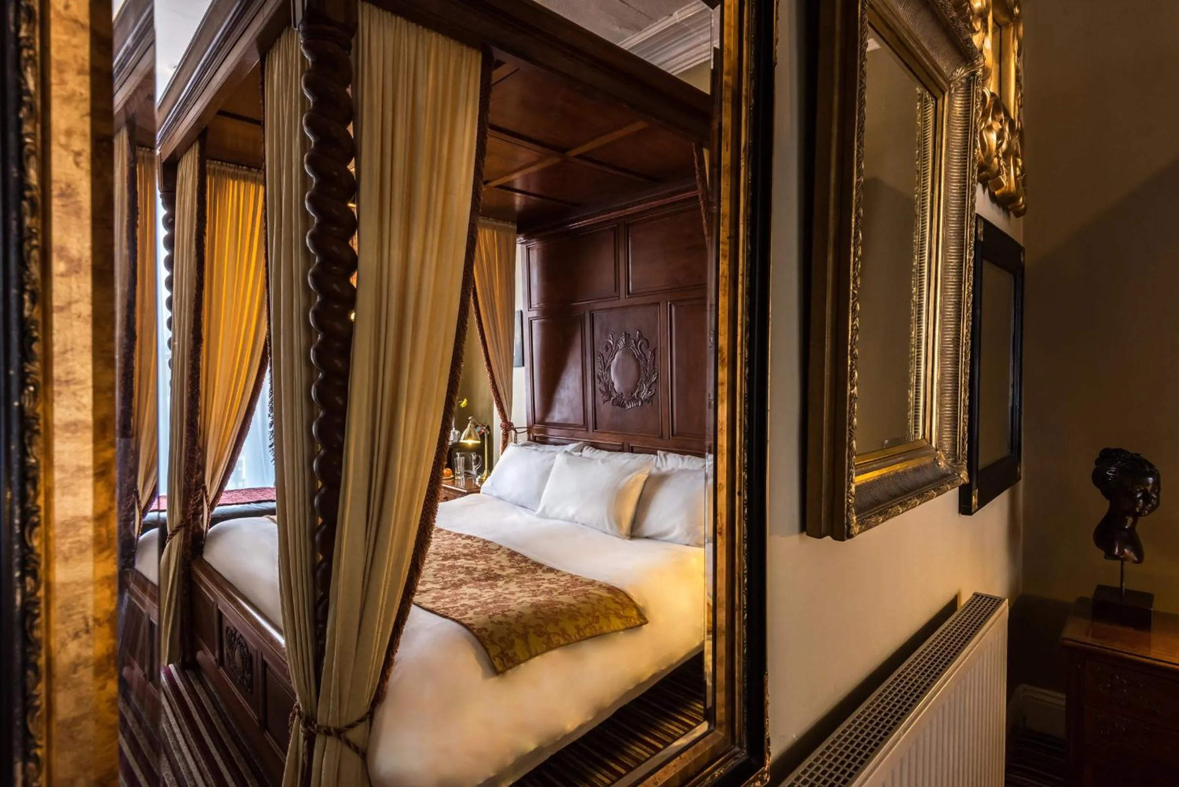 Photo of the whole room, Bed in Paskins Town House