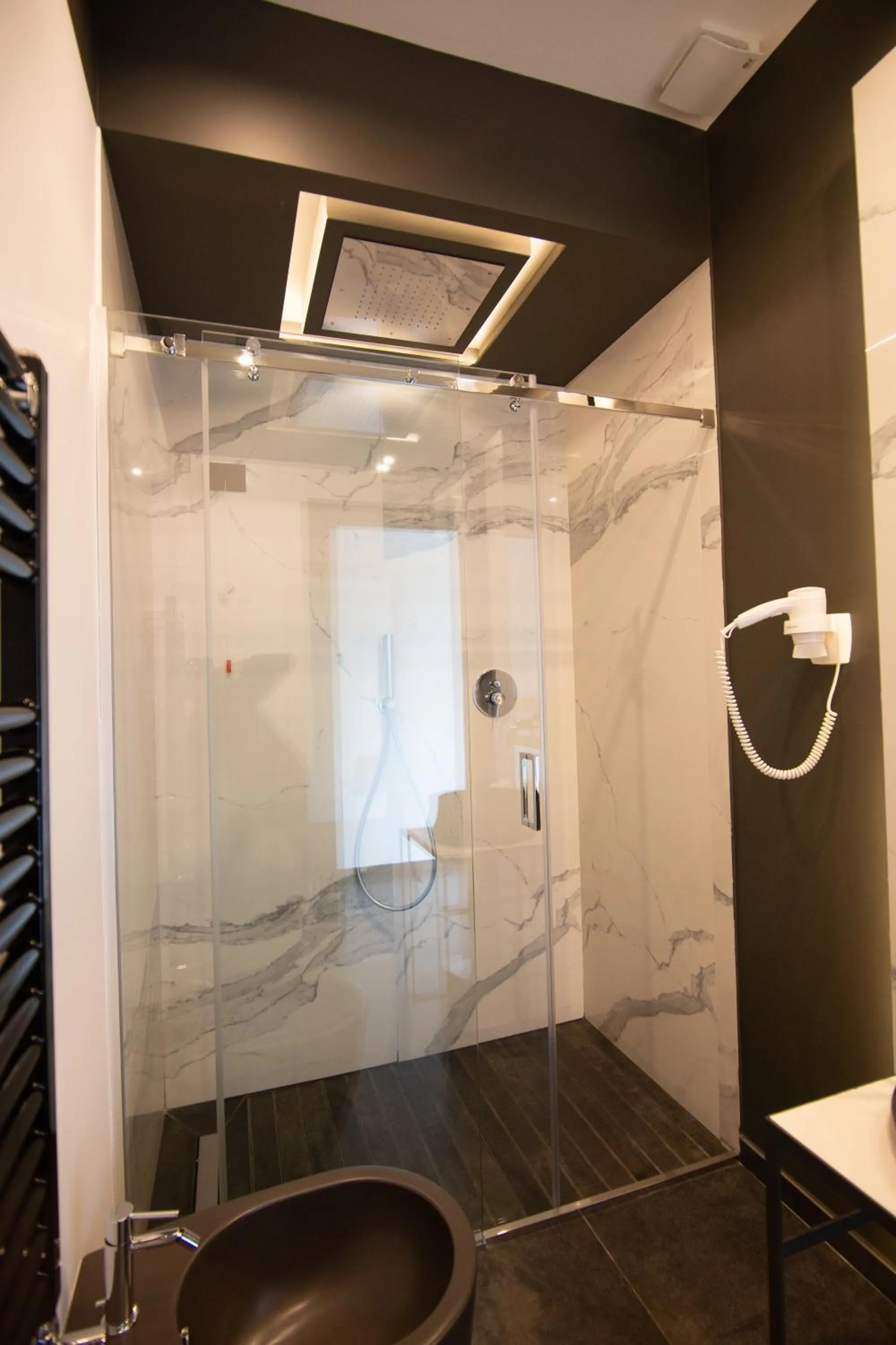 Shower in napoliurbansuite