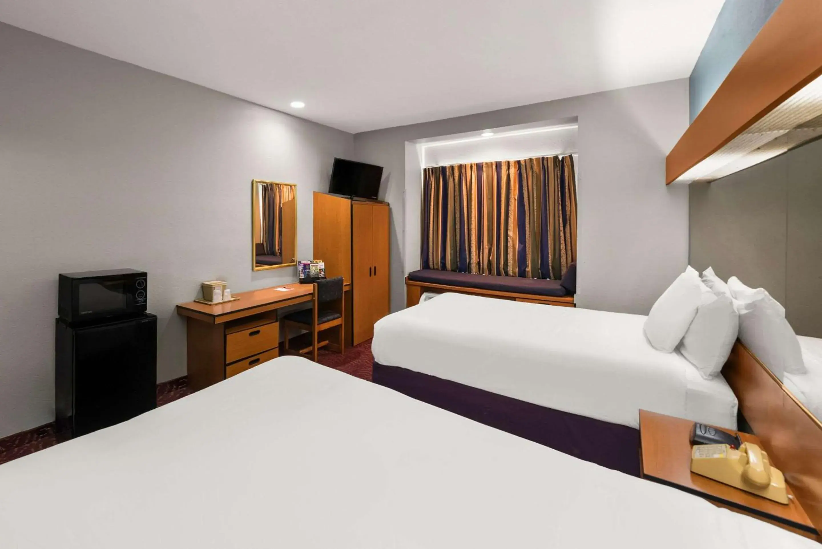 Bedroom, Bed in Econo Lodge Inn & Suites Mesquite - Dallas East