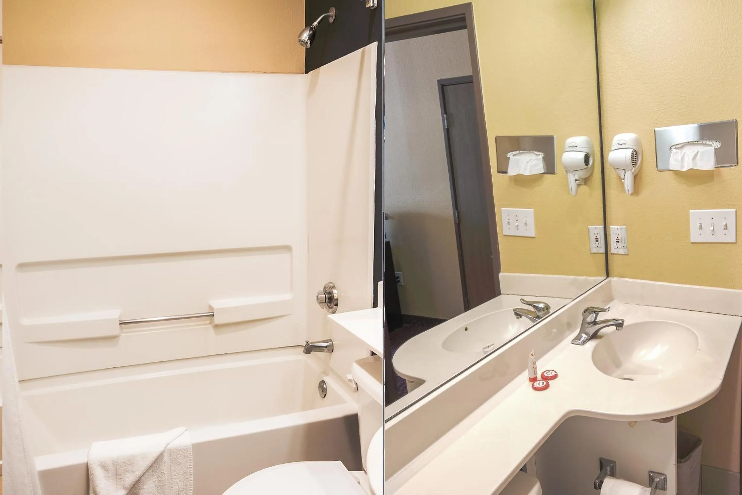 Bathroom in Econo Lodge Inn & Suites Mesquite - Dallas East