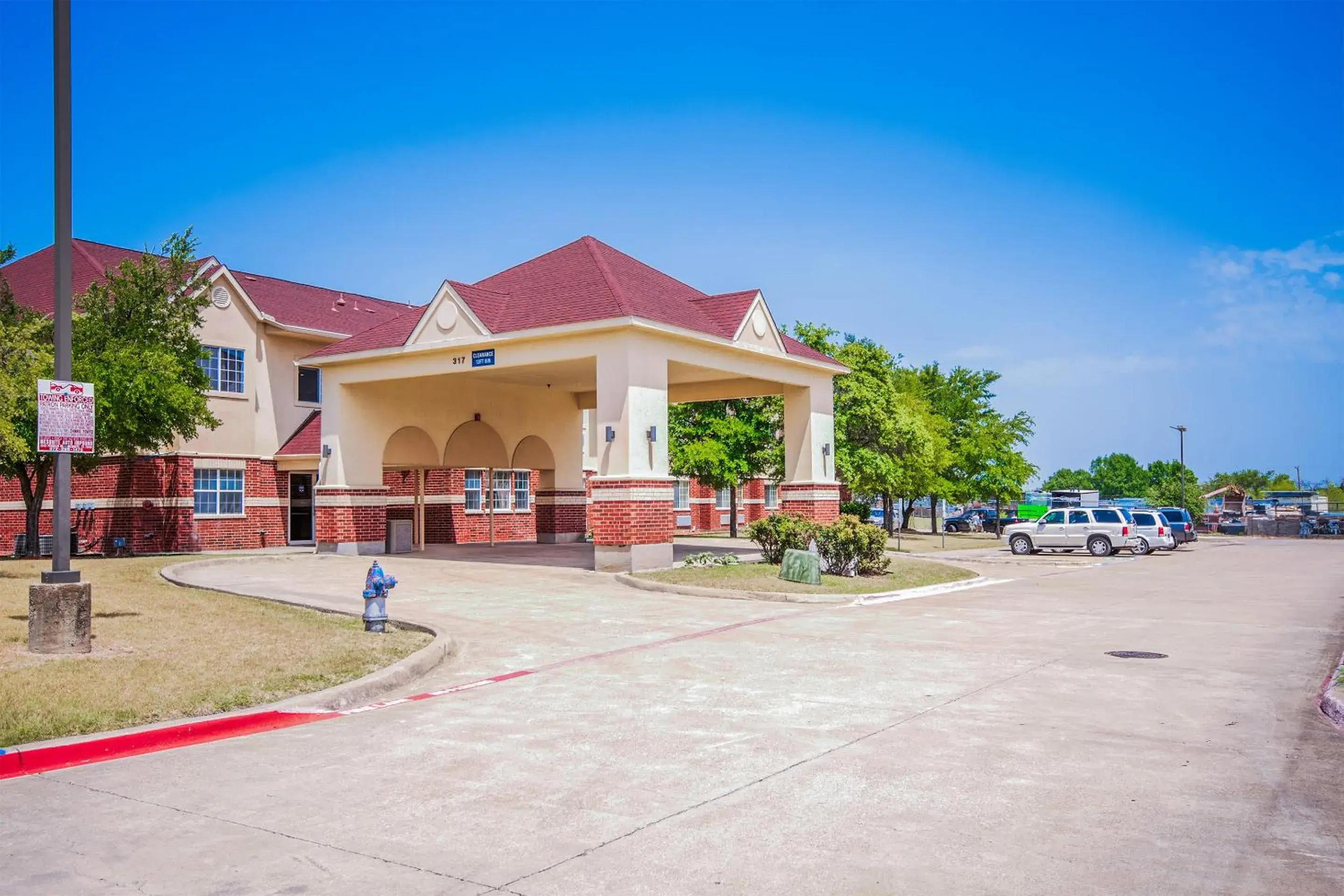 Parking, Property Building in Econo Lodge Inn & Suites Mesquite - Dallas East