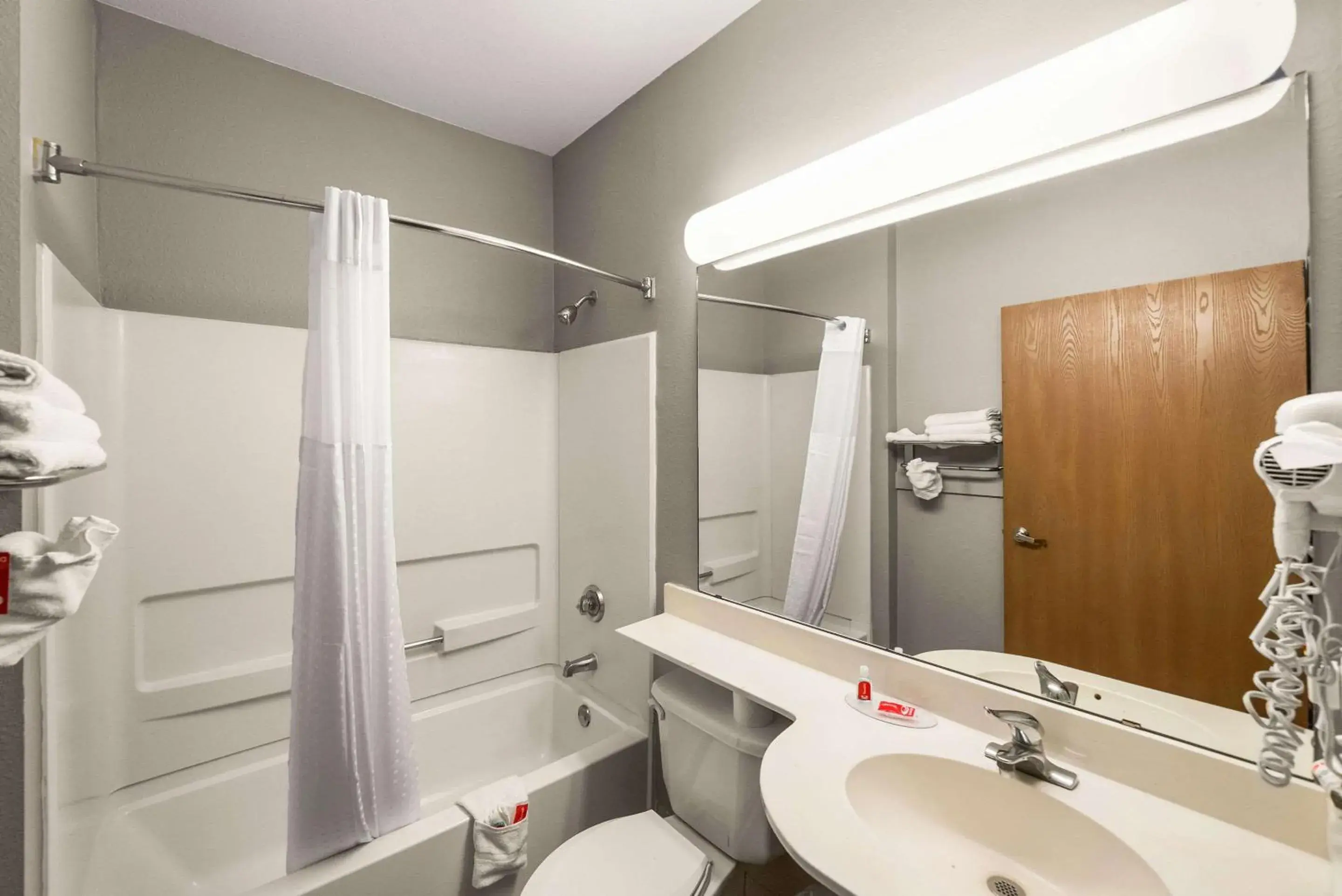 Bedroom, Bathroom in Econo Lodge Inn & Suites Mesquite - Dallas East