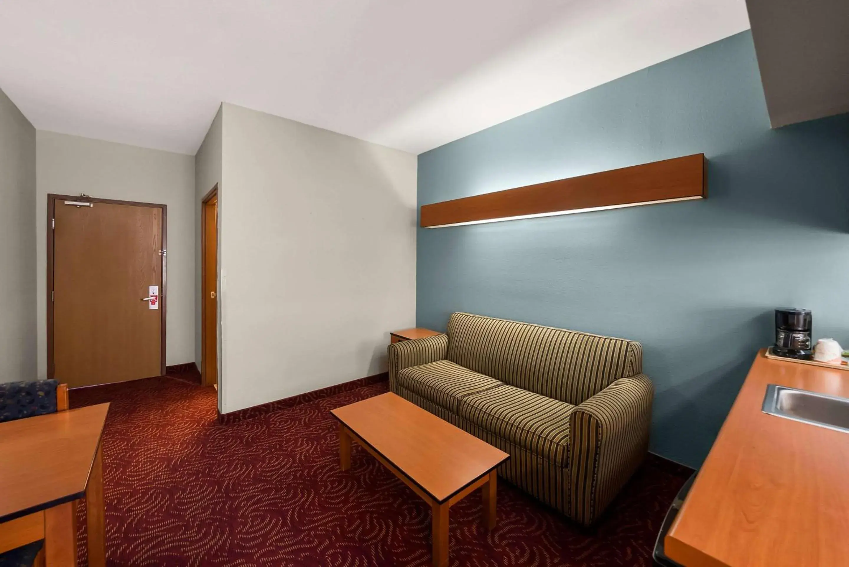 Bedroom, Seating Area in Econo Lodge Inn & Suites Mesquite - Dallas East