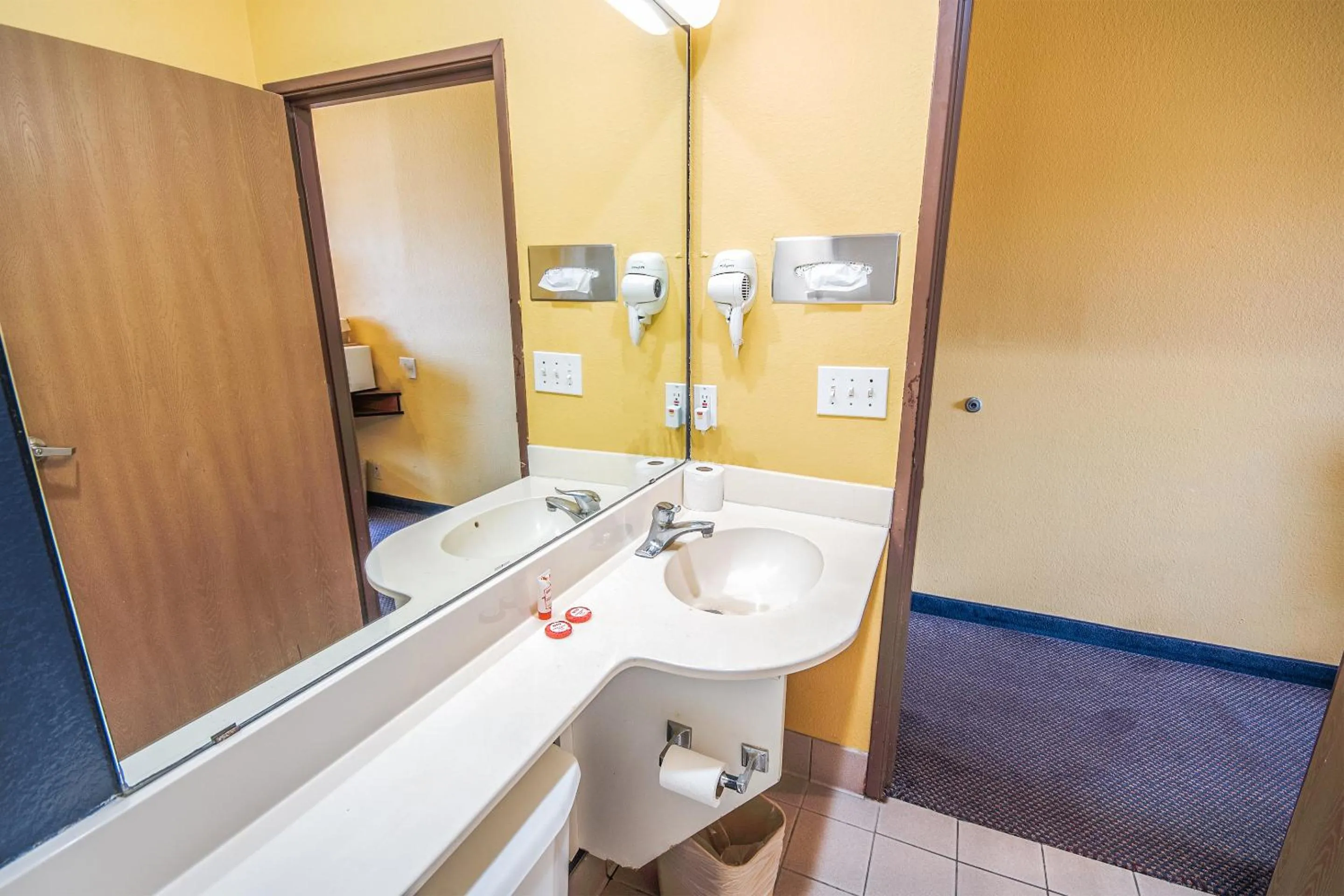 Bathroom in Econo Lodge Inn & Suites Mesquite - Dallas East