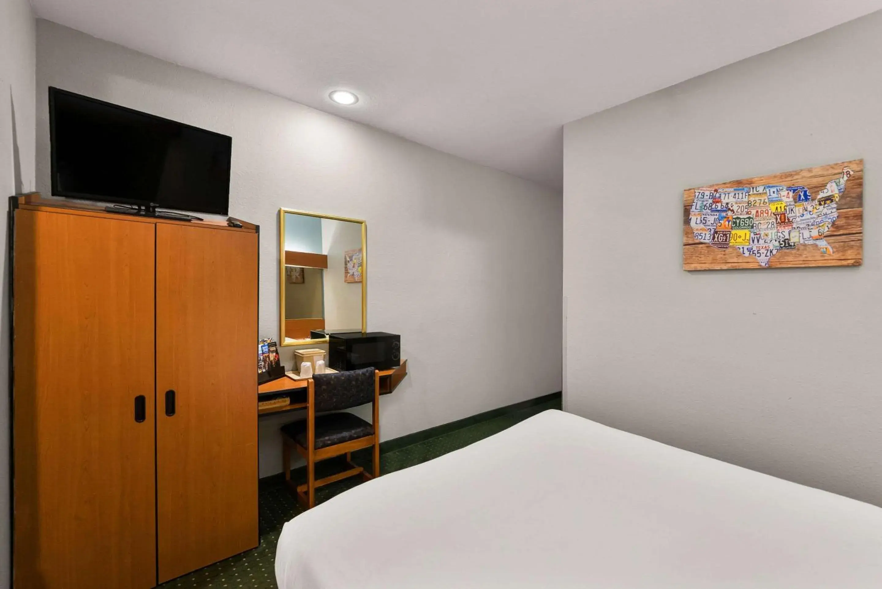 Bedroom, Bed in Econo Lodge Inn & Suites Mesquite - Dallas East
