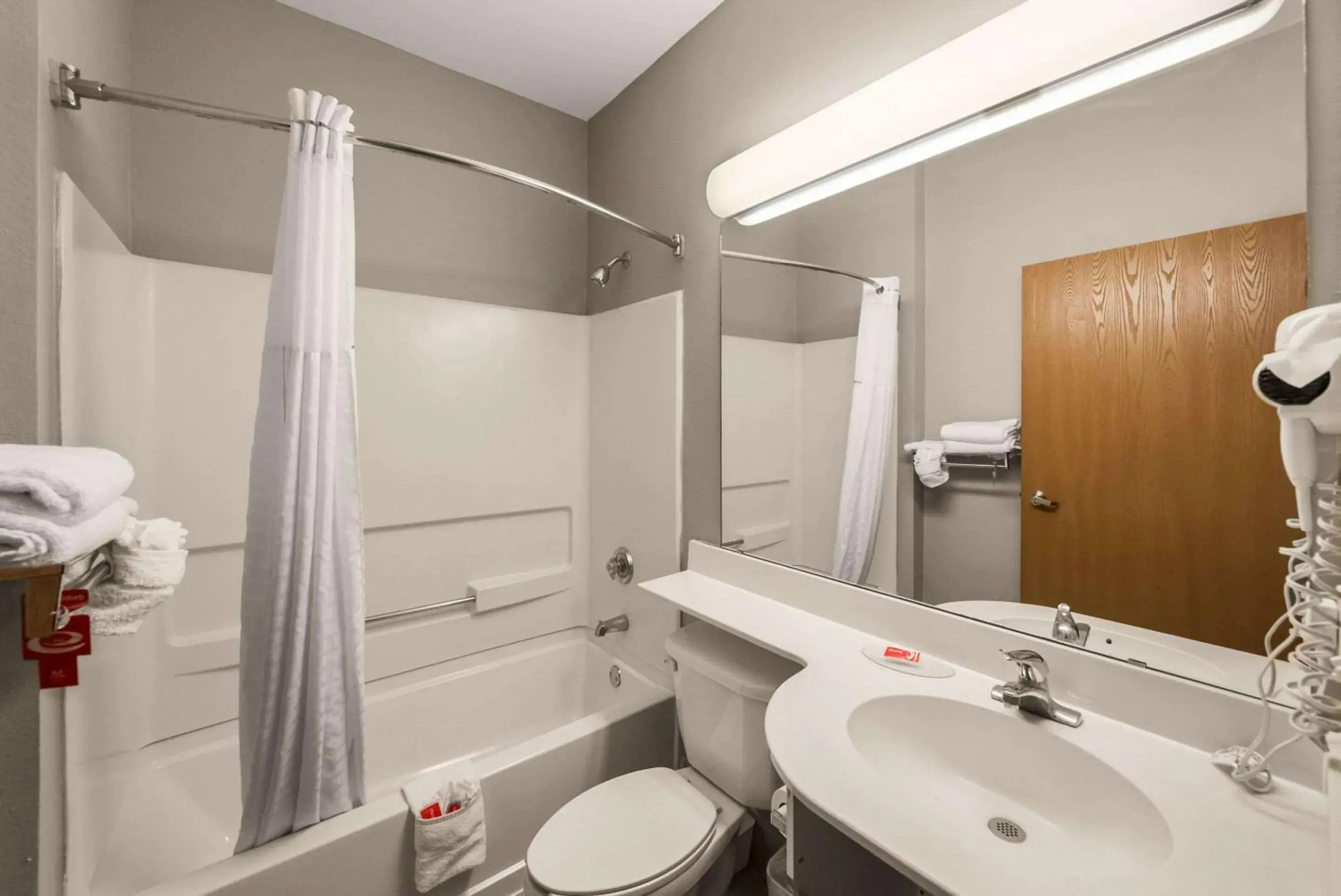 Bedroom, Bathroom in Econo Lodge Inn & Suites Mesquite - Dallas East