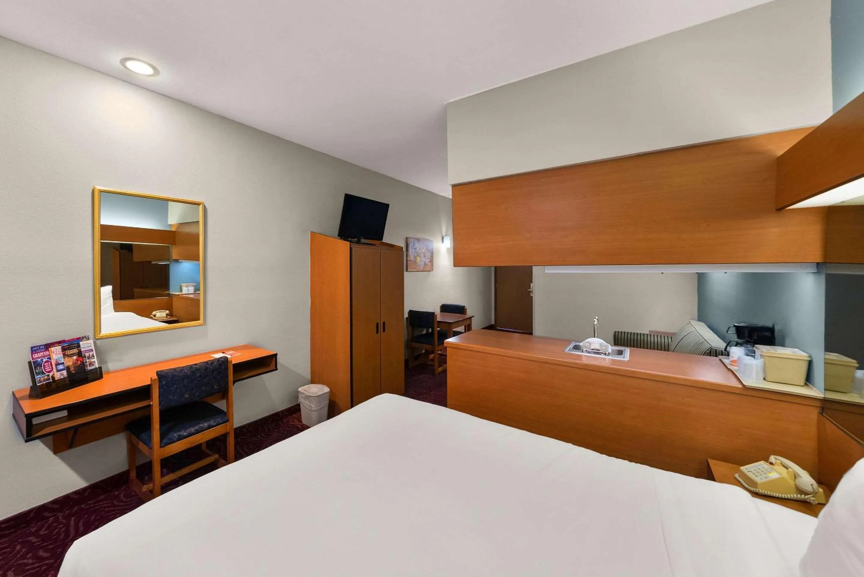 Bedroom, Bed in Econo Lodge Inn & Suites Mesquite - Dallas East