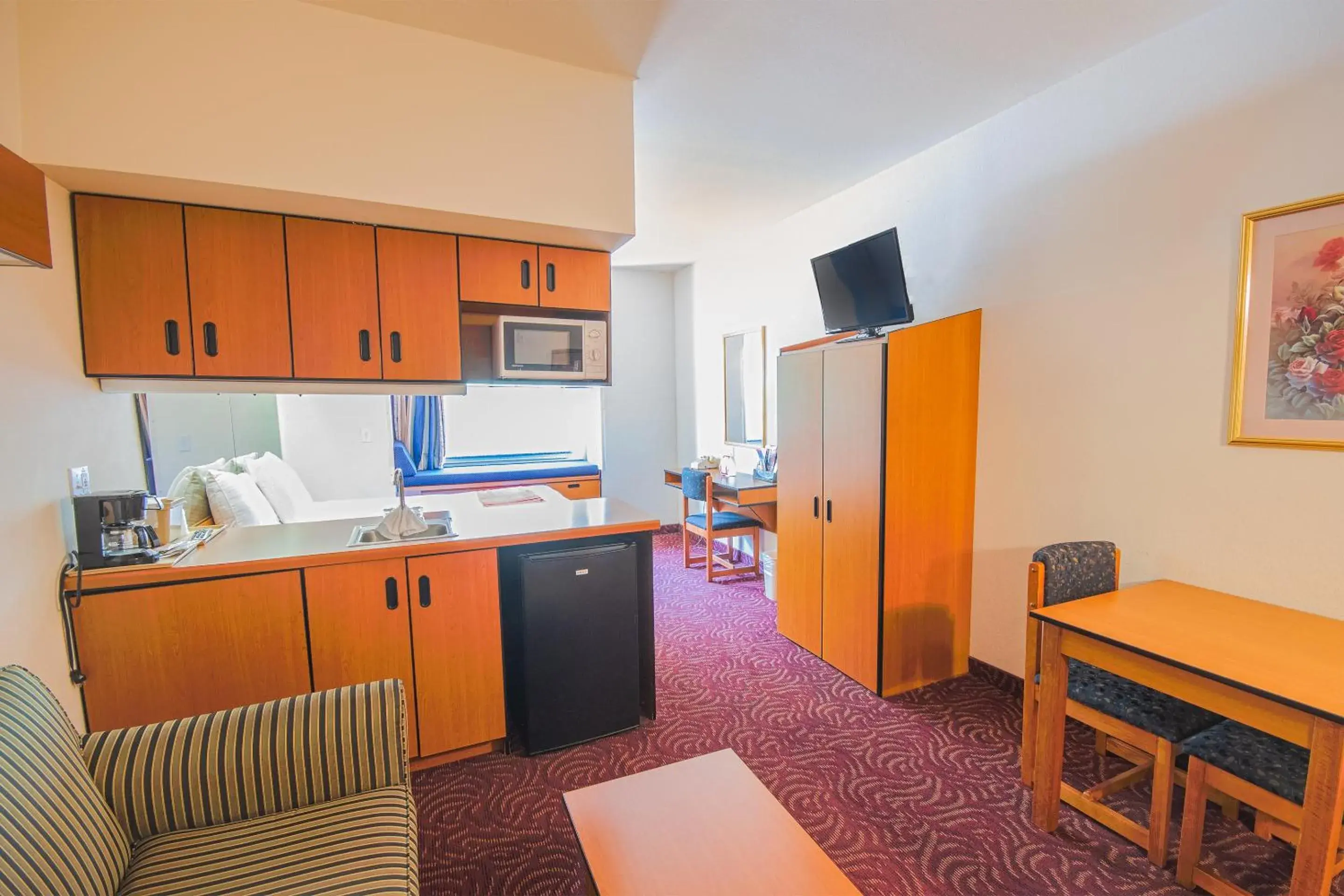 Bedroom, Kitchen/Kitchenette in Econo Lodge Inn & Suites Mesquite - Dallas East