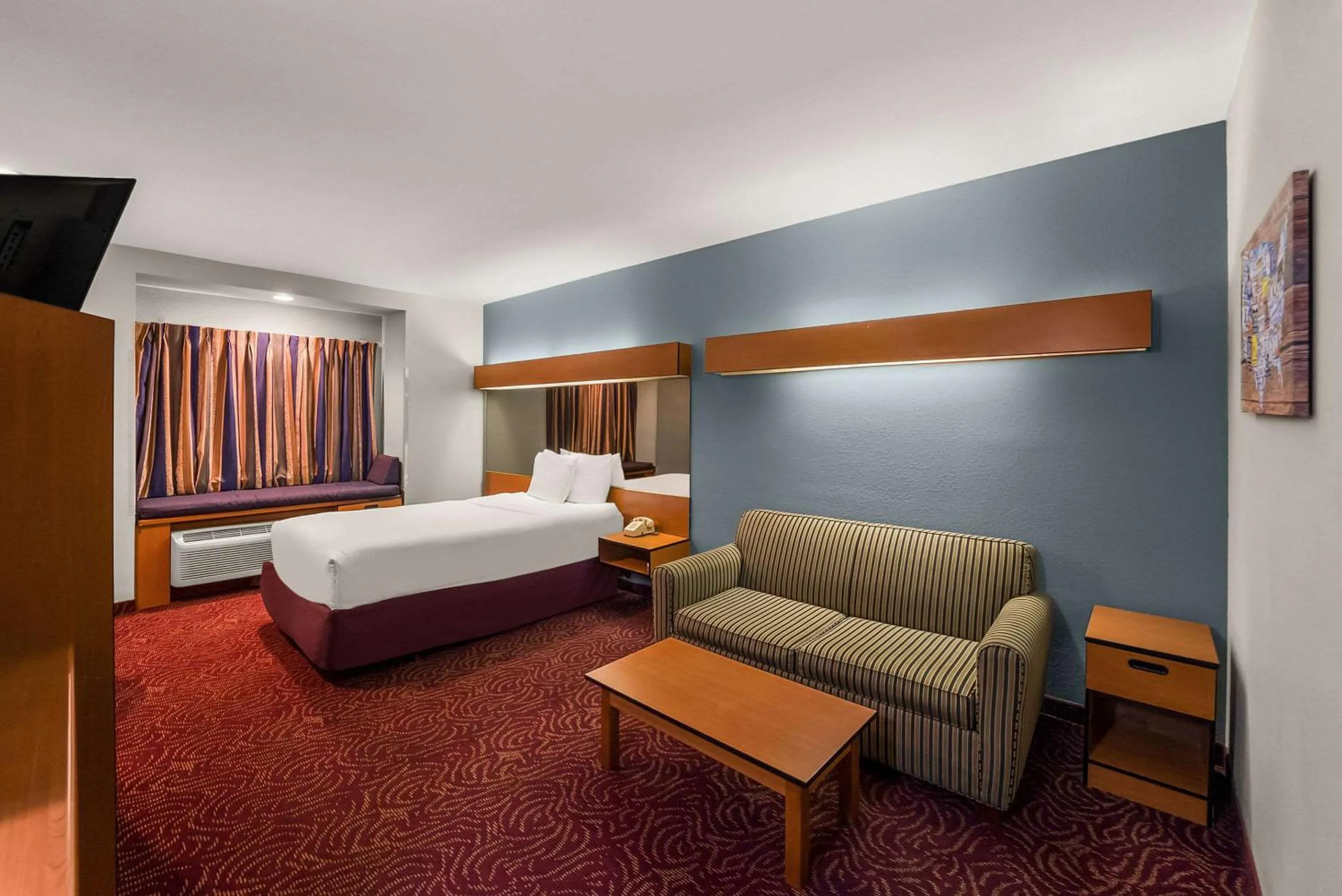 Bedroom, Bed in Econo Lodge Inn & Suites Mesquite - Dallas East