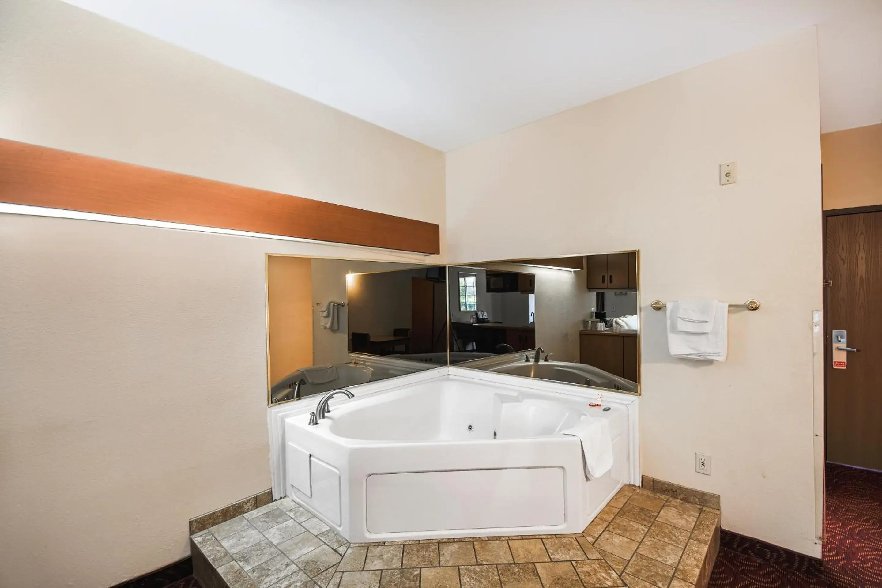 Hot Tub, Kitchen/Kitchenette in Econo Lodge Inn & Suites Mesquite - Dallas East