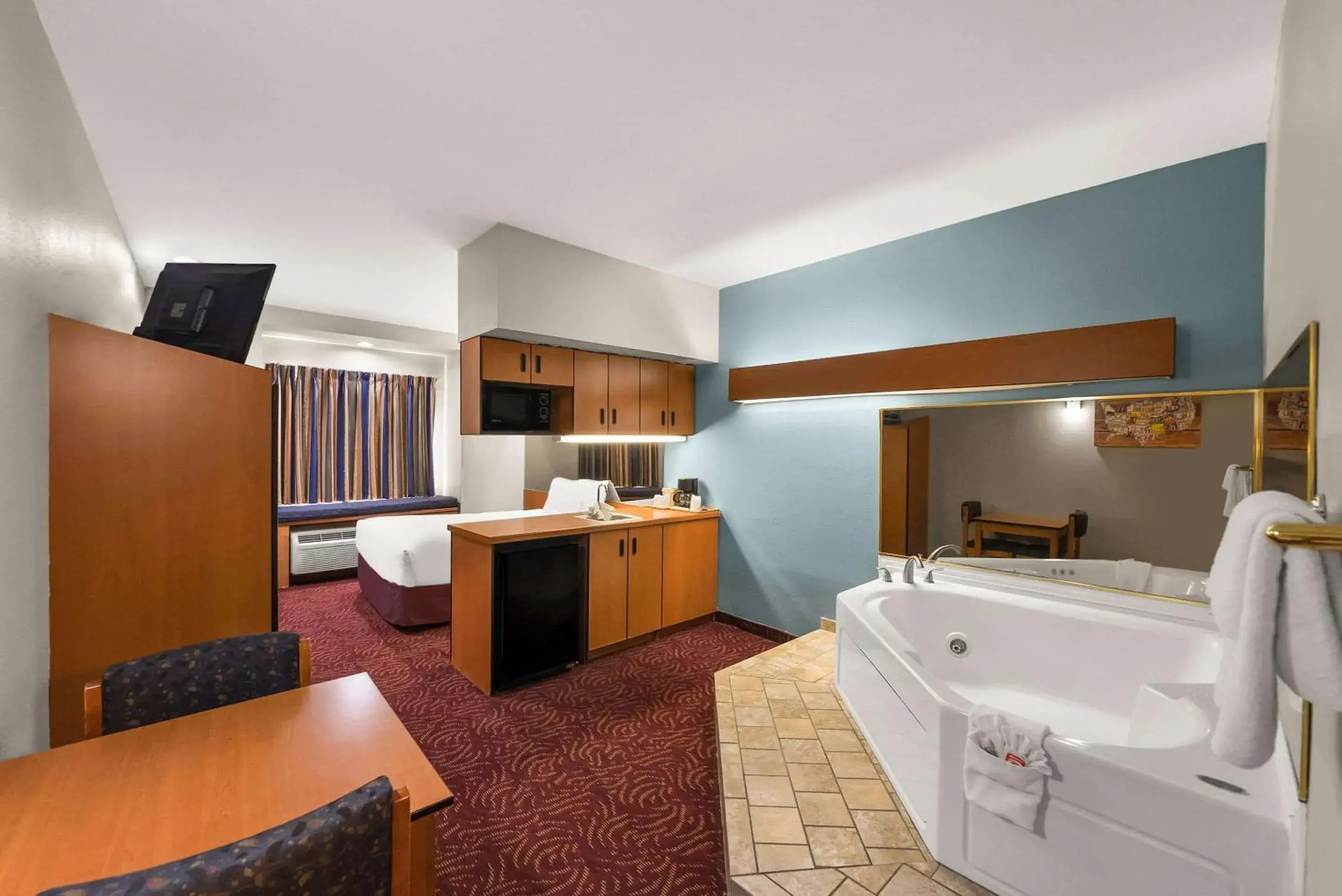 Bedroom in Econo Lodge Inn & Suites Mesquite - Dallas East