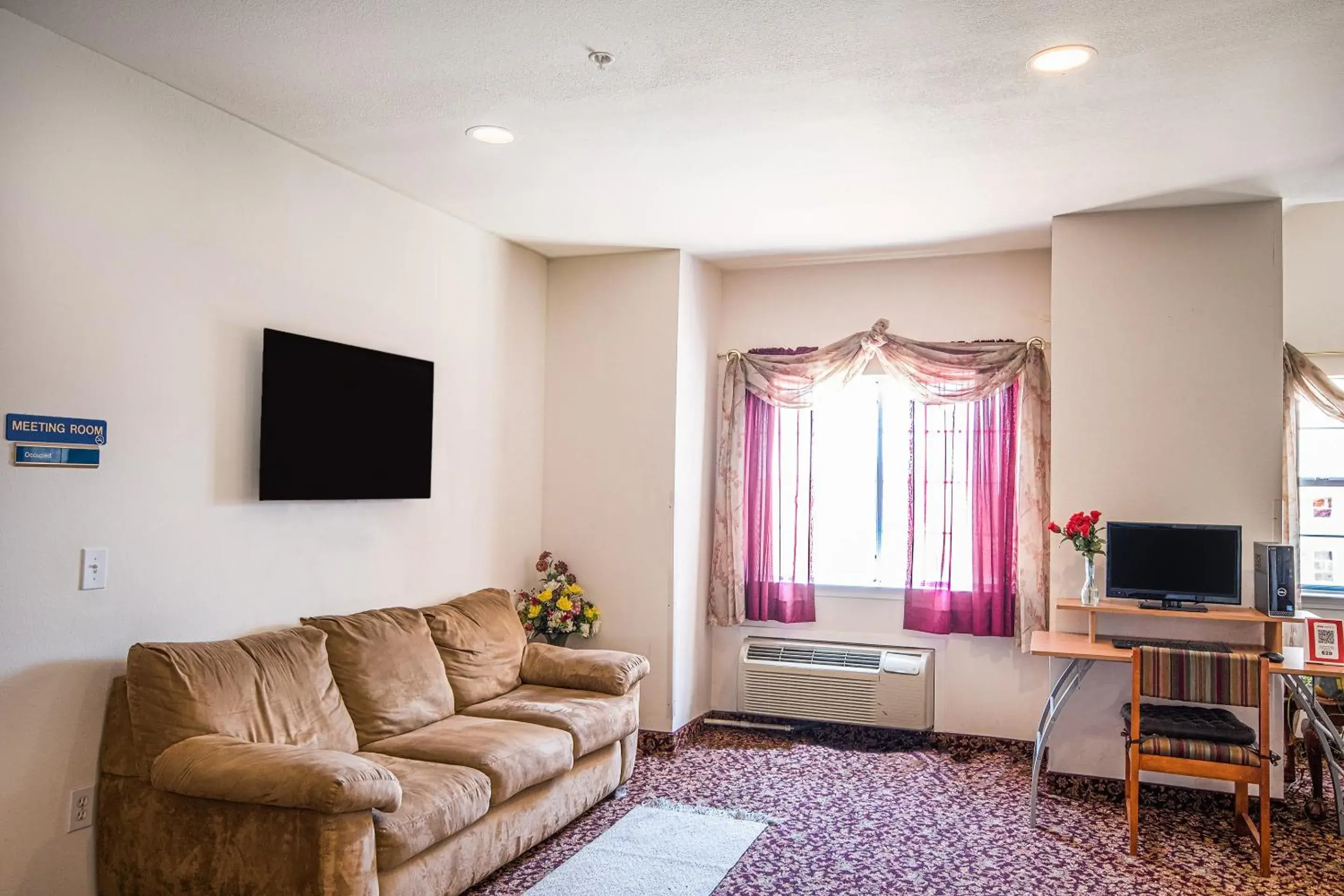 Lobby or reception, TV/Entertainment Center in Econo Lodge Inn & Suites Mesquite - Dallas East