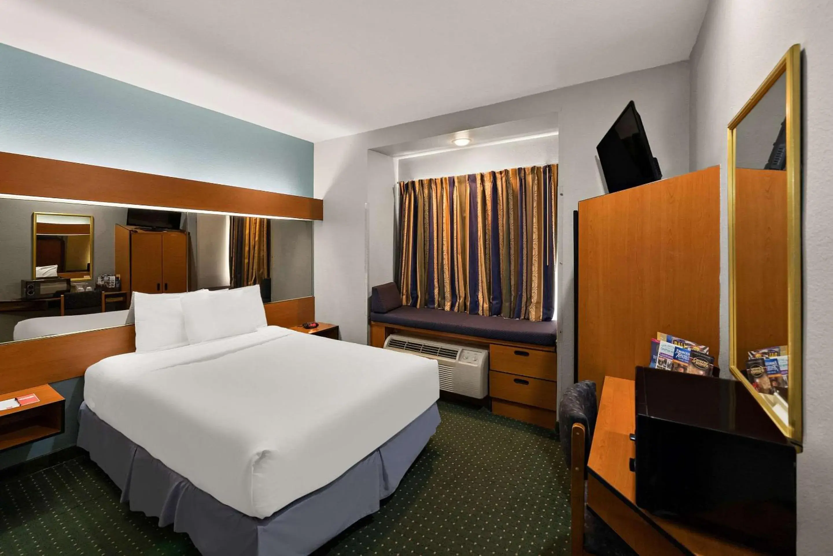 Bedroom, Bed in Econo Lodge Inn & Suites Mesquite - Dallas East