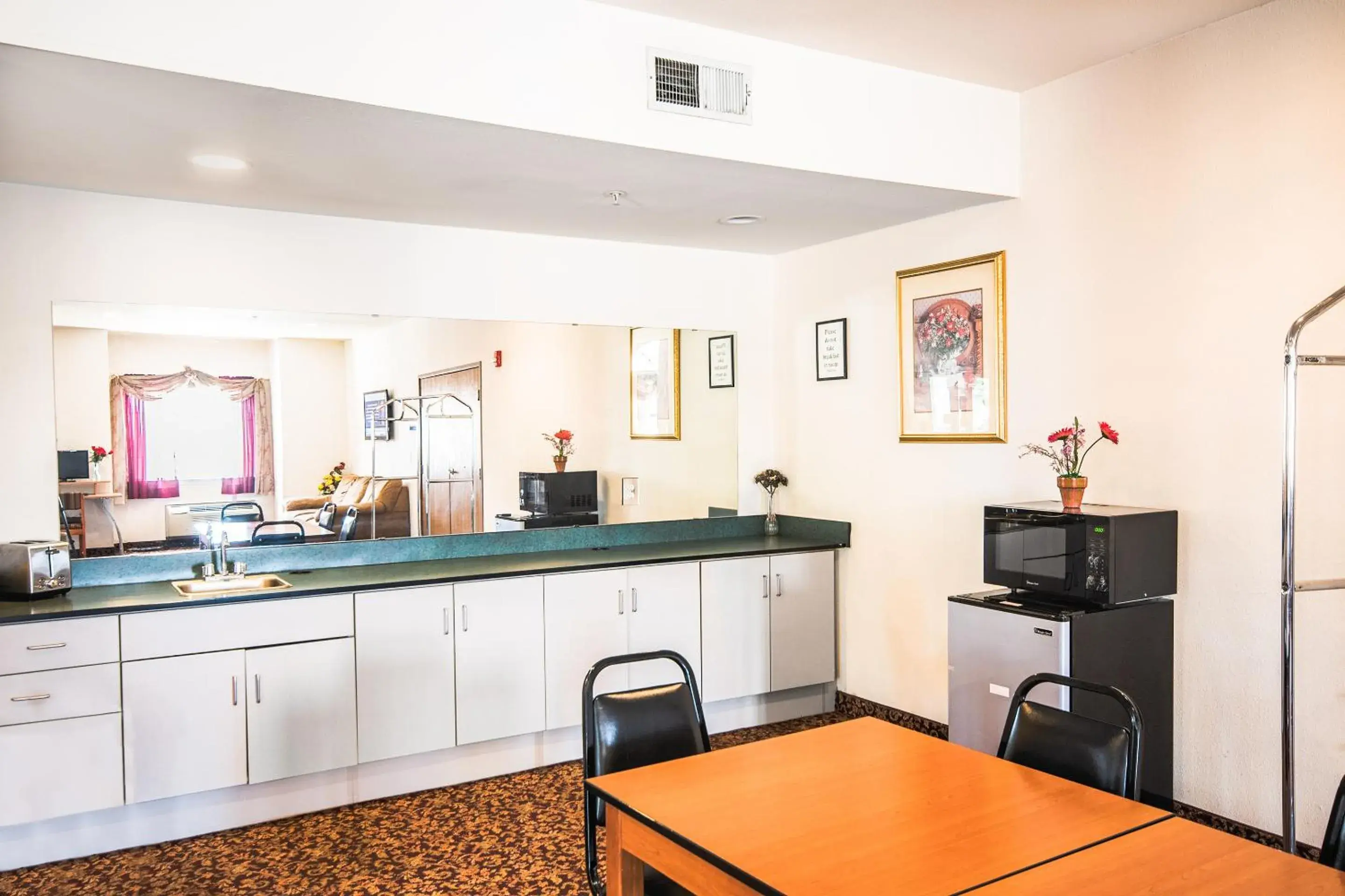 Lobby or reception, Kitchen/Kitchenette in Econo Lodge Inn & Suites Mesquite - Dallas East