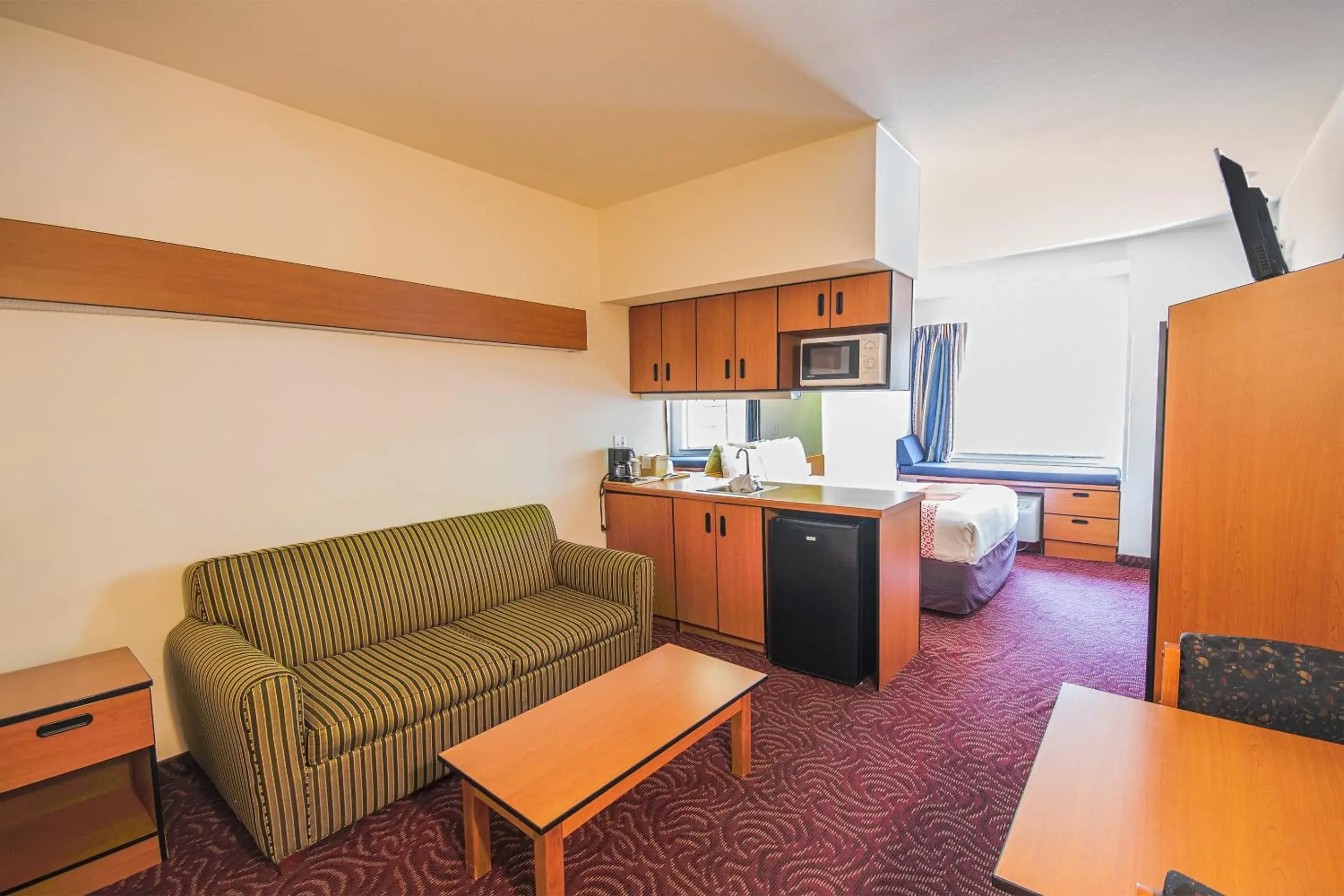 Bedroom, Kitchen/Kitchenette in Econo Lodge Inn & Suites Mesquite - Dallas East