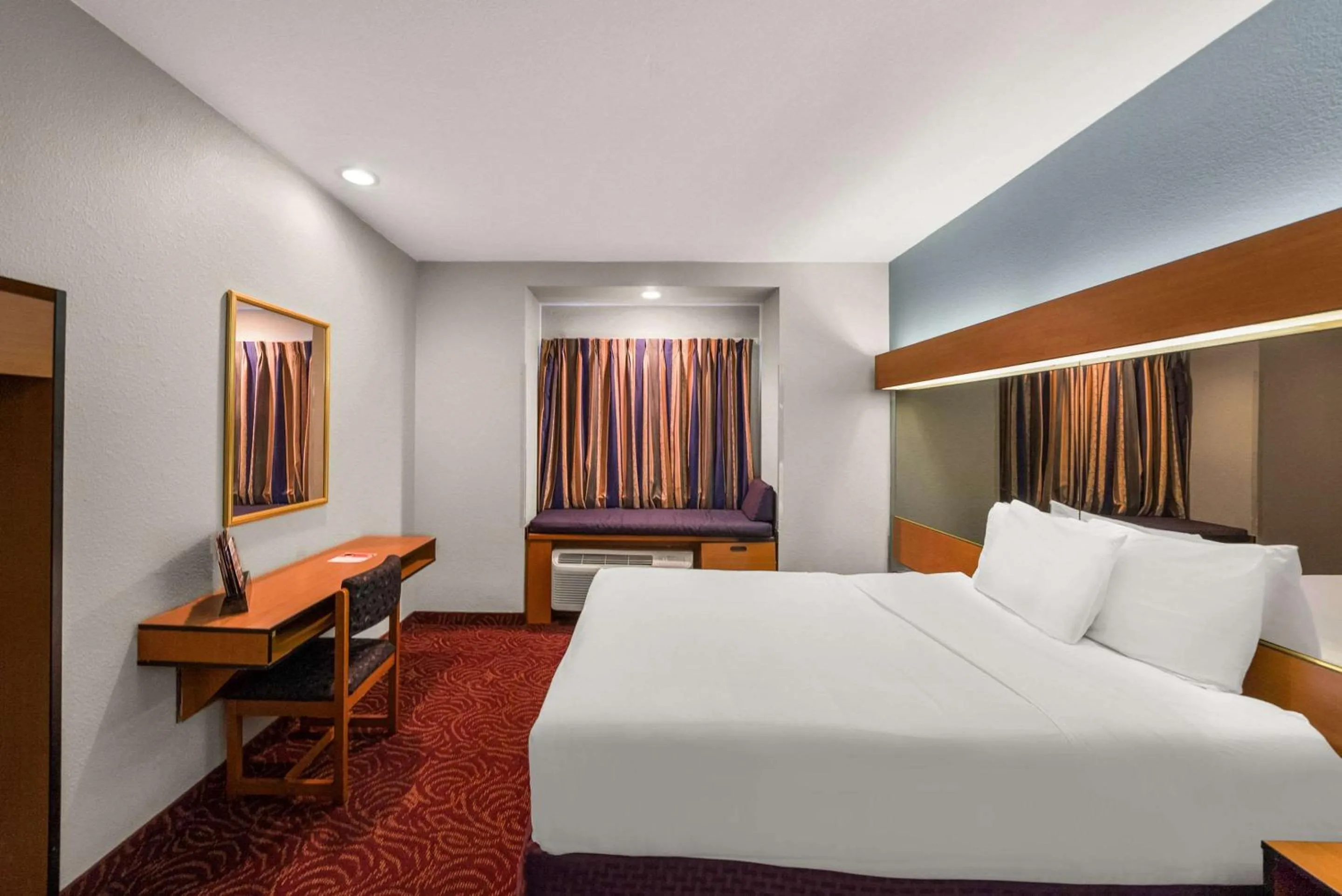 Bedroom, Bed in Econo Lodge Inn & Suites Mesquite - Dallas East