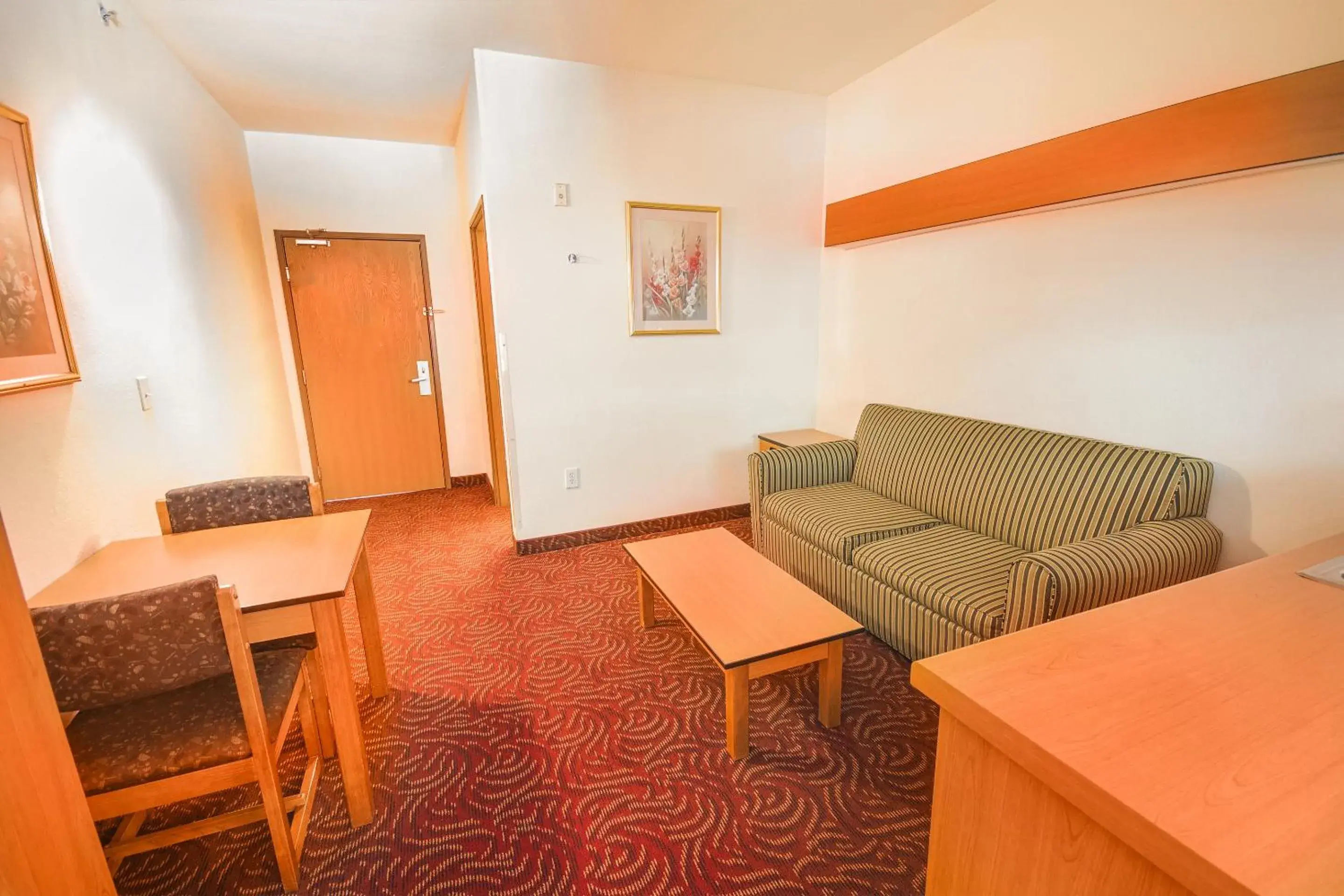 Area and facilities, Seating Area in Econo Lodge Inn & Suites Mesquite - Dallas East