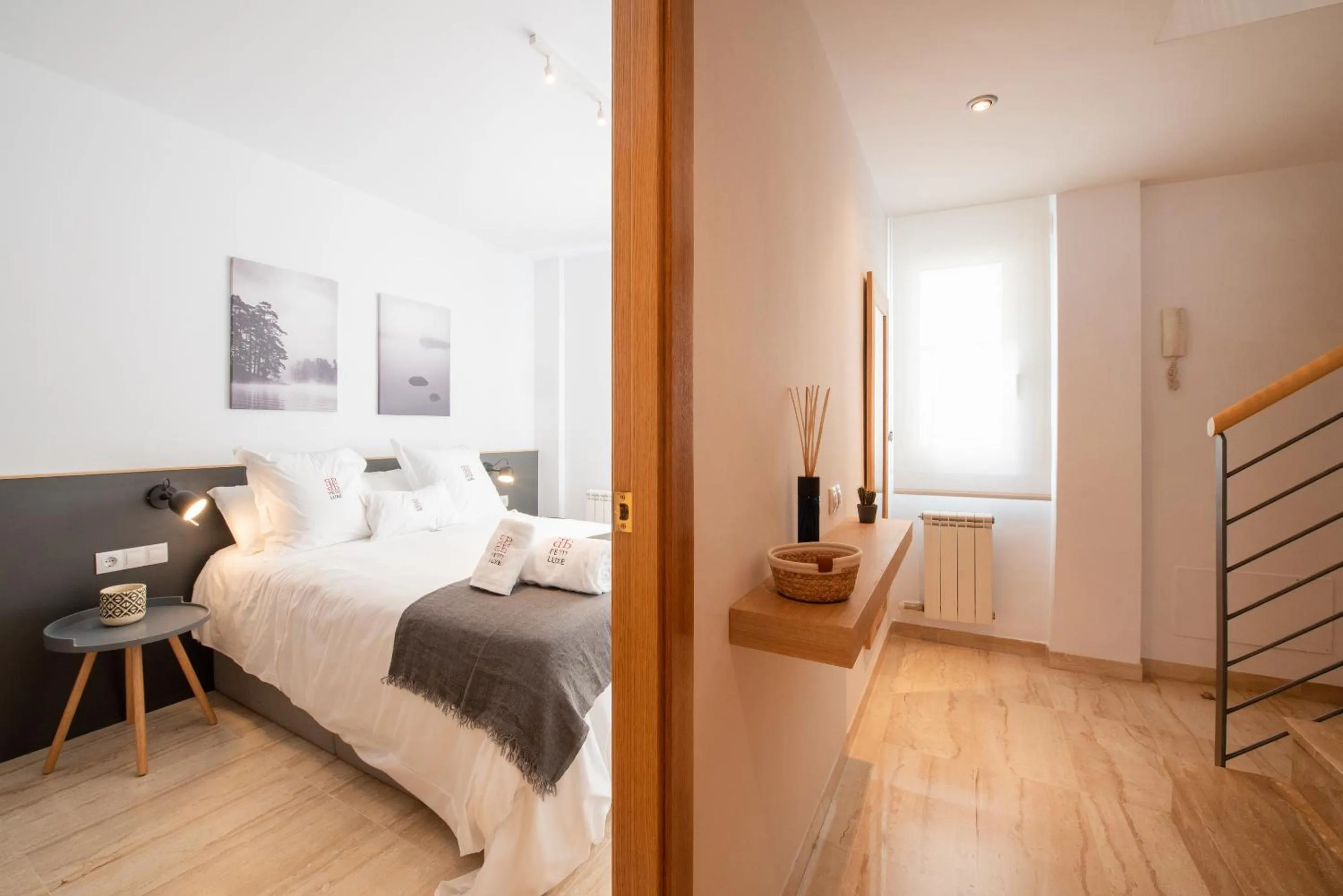 Seating area, Bed in Petit Luxe Ègara