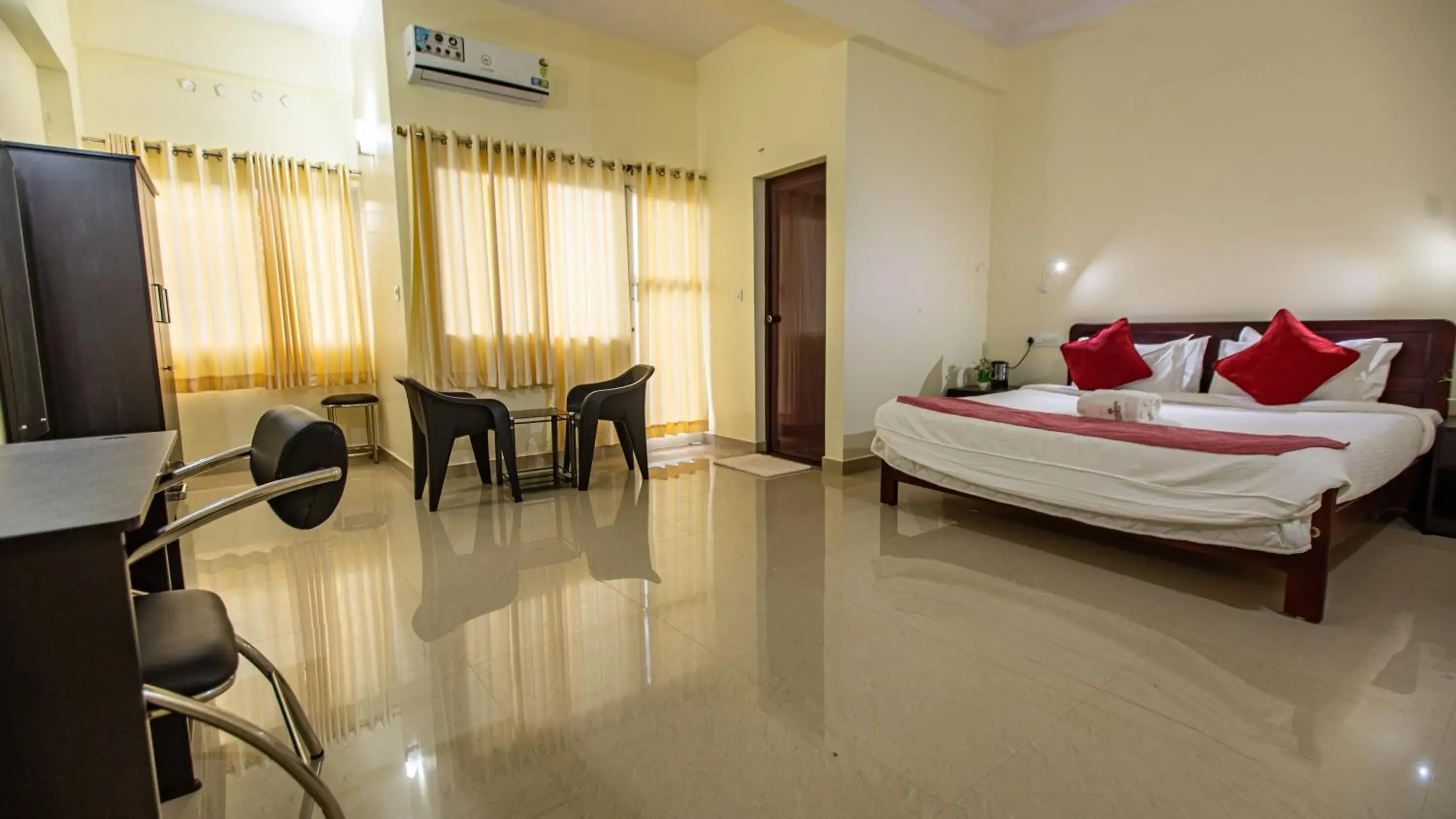 Photo of the whole room, Bed in Woodside residency Photo of the whole room, Bed in Woodside residency