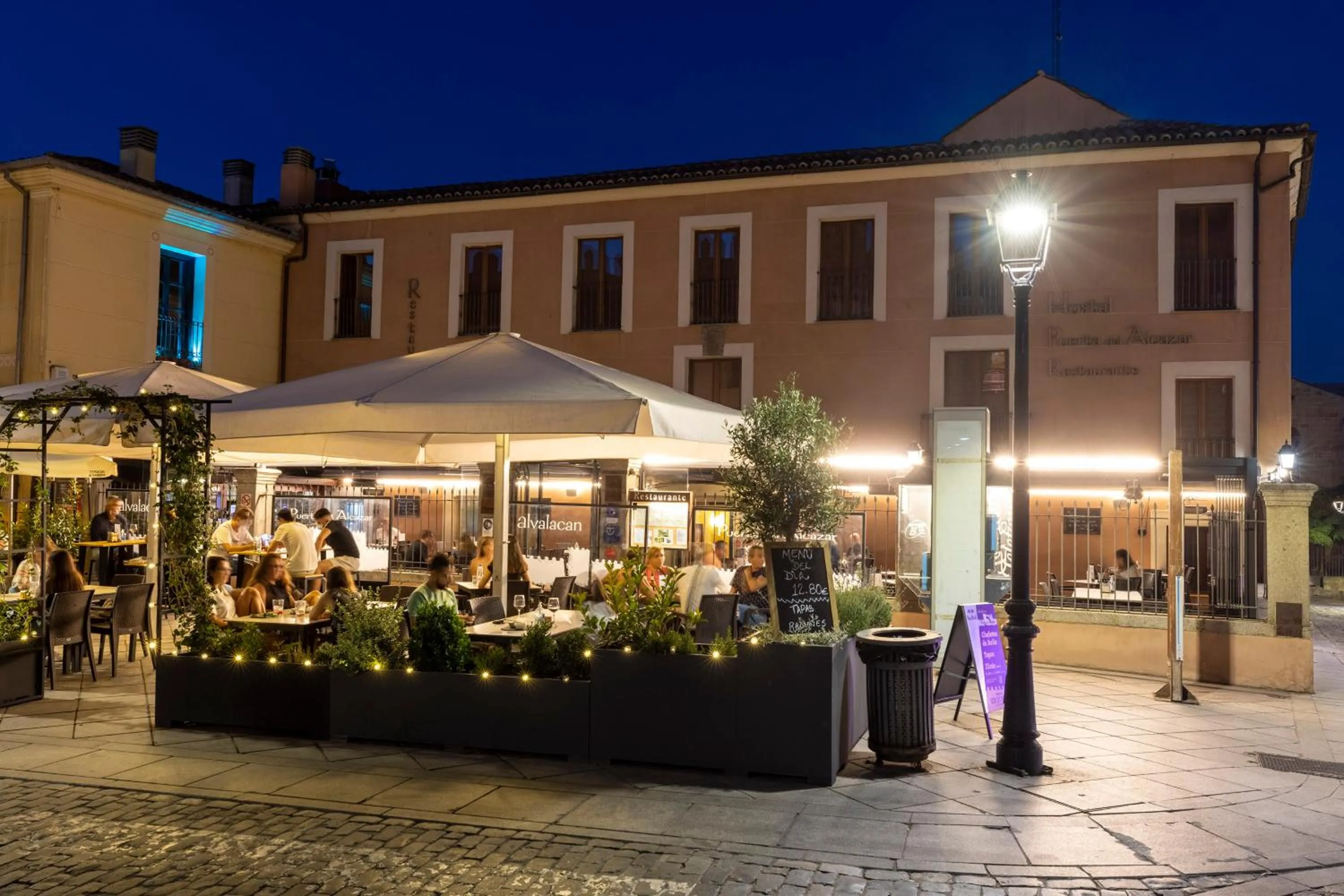 Facade/entrance in Hostal Restaurante Puerta del Alcázar