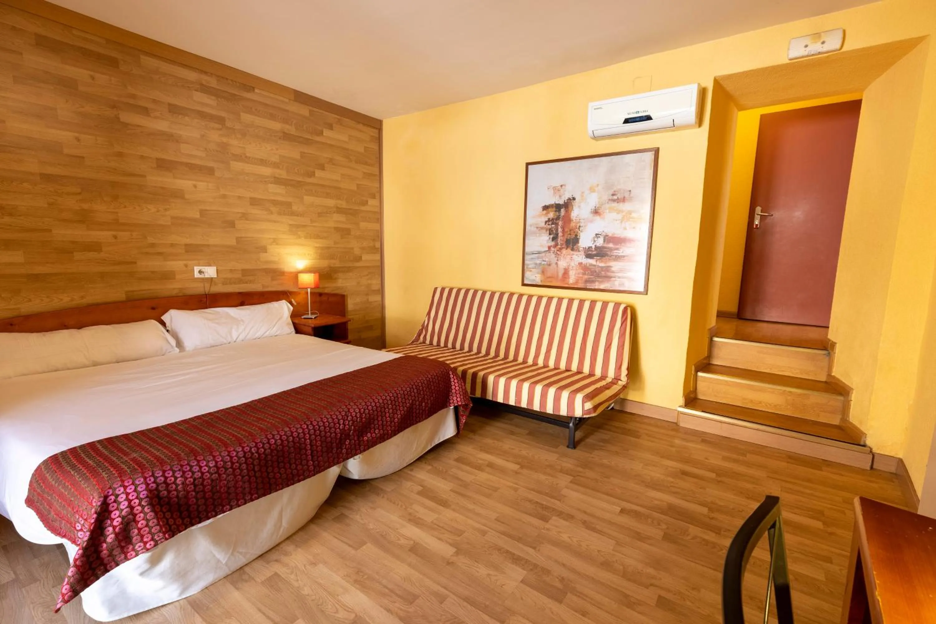 Bed in Hostal Restaurante Puerta del Alcázar